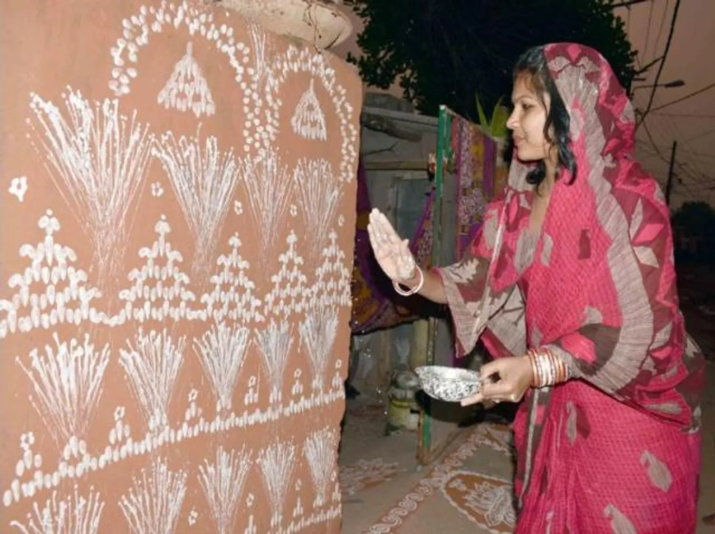 ଭୁବନେଶ୍ୱର : ମାର୍ଗଶିର ଗୁରୁବାର ପାଇଁ ଚିତା ପକାଇବାରେ ବ୍ୟସ୍ତ ଜଣେ ମହିଳା (ଫଟୋ-ବିଭୂତି)