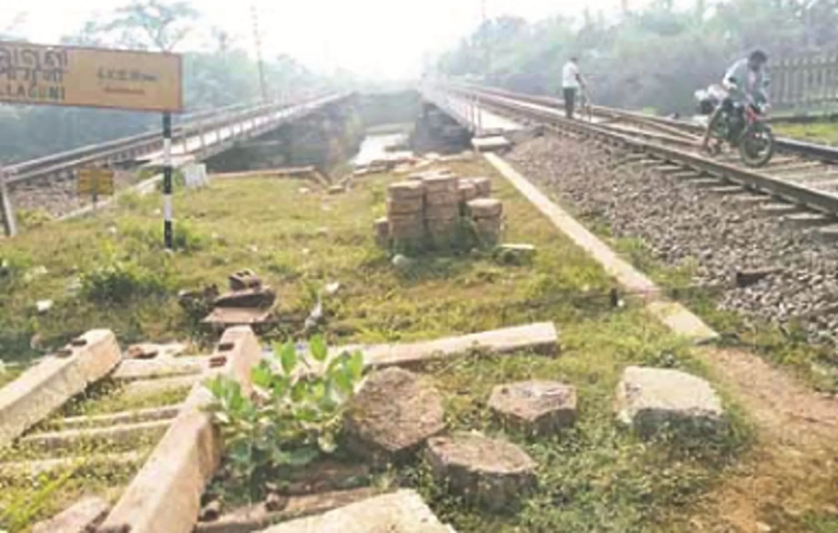 ନିରାକାରପୁର : ନିର୍ମାଣଧୀନ ପ୍ରଧାନମନ୍ତ୍ରୀ ଗ୍ରାମସଡ଼କର ପୋଲ କାମ ଶେଷ ହେଉନଥିବାରୁ ବିପଜ୍ଜନକ ଭାବେ ରେଳପୋଲ ଉପରେ ଯାତାୟତ କରୁଛନ୍ତି ଗ୍ରାମବାସୀ