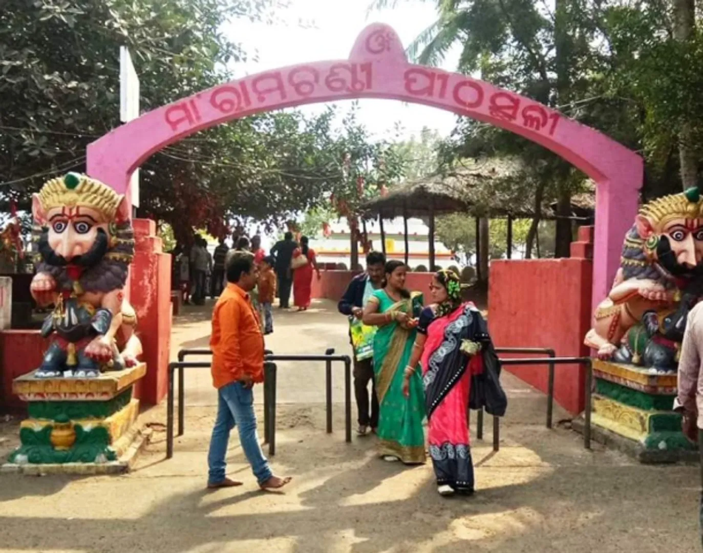 ରାମଚଣ୍ଡୀରେ ପର୍ଯ୍ୟଟକ ଶୋଷଣର ଶିକାର : ପର୍ଯ୍ୟଟକଙ୍କଠାରୁ ଜୋରଜବରଦସ୍ତ ଟଙ୍କା ଆଦାୟ କରୁଛନ୍ତି କିଛି ଅସମାମାଜିକ ଯୁବକ, ନଦେଲେ କରୁଛନ୍ତି ଗାଳିଗୁଲଜ