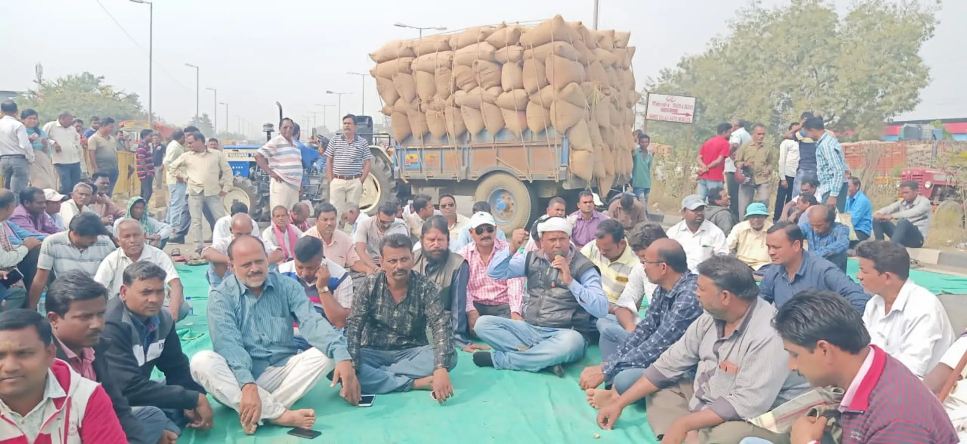 ଟୋକନ୍‌ ବ୍ୟବସ୍ଥା ବନ୍ଦ ଦାବିରେ ସମ୍ବଲପୁରରେ ପୁଣି ରାସ୍ତାକୁ ଓହ୍ଲାଇଲେ ଚାଷୀ; ରାଜପଥ ୫୩ ଅବରୋଧ