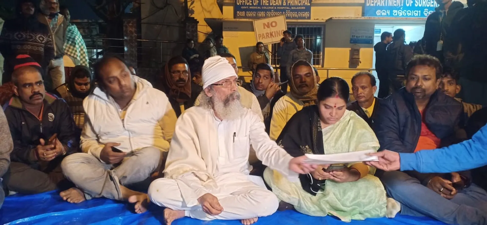 ବାଲେଶ୍ୱର ମେଡିକାଲରେ ବିଭିନ୍ନ ସମସ୍ୟା ନେଇ ଧାରଣା ବସିଛନ୍ତି କେନ୍ଦ୍ରମନ୍ତ୍ରୀ ପ୍ରତାପ ଷଡ଼ଙ୍ଗୀ।