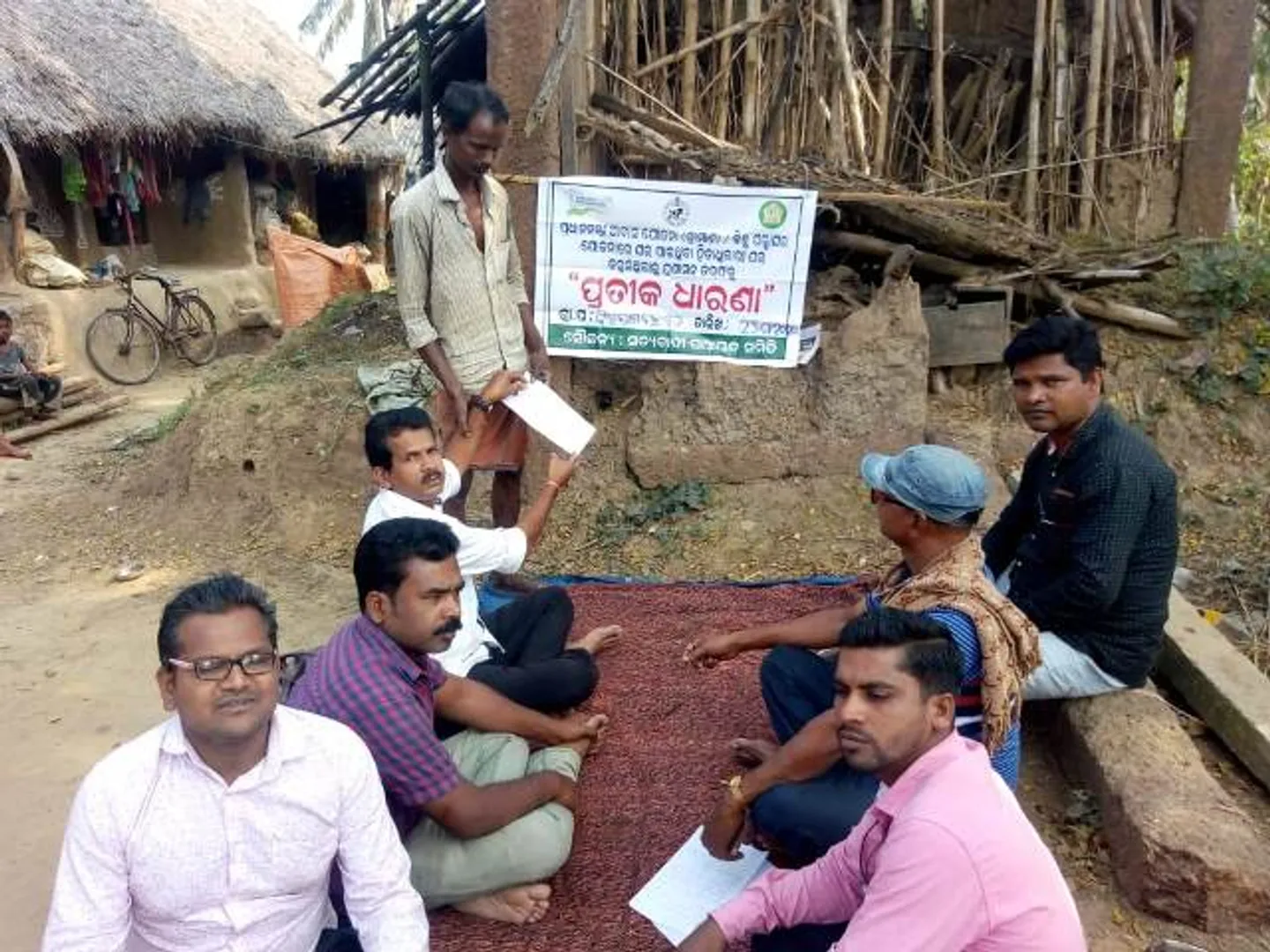 ଗ୍ରାମାଞ୍ଚଳରେ ବଦଳିଲା ଚିତ୍ର : ହିତାଧିକାରୀଙ୍କ ଘର ସମ୍ମୁଖରେ କର୍ମଚାରୀଙ୍କ ଧାରଣା