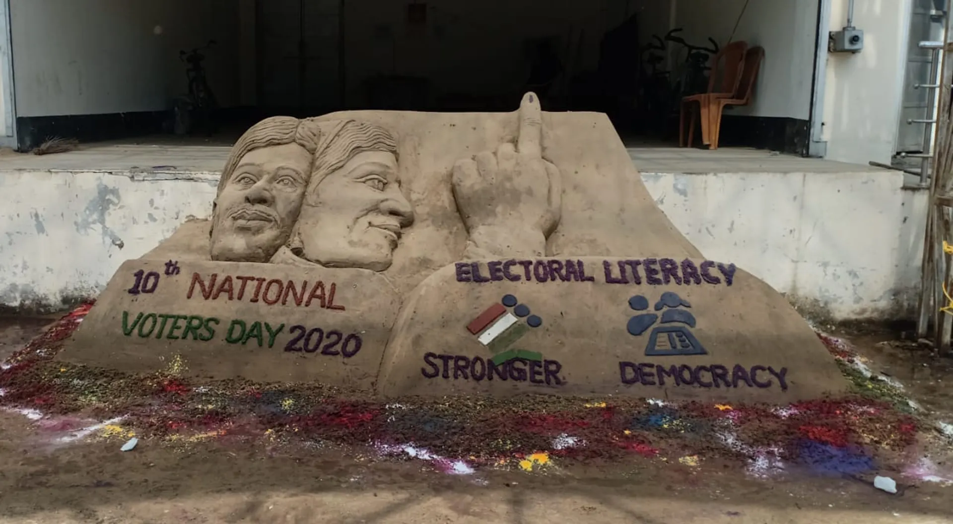 ଜାତୀୟ ମତଦାନ ଦିବସରେ ବାଲୁକା କଳା। (ଫଟୋ: ମନୋଜ, ବାଲେଶ୍ୱର)