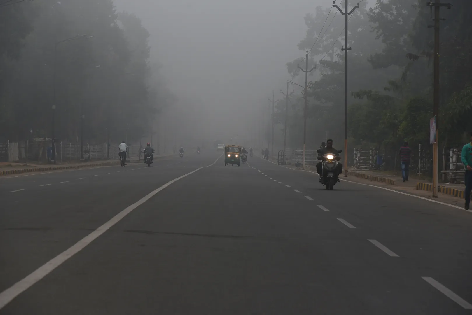 ରାଜଧାନୀରେ ଘନ କୁହୁଡ଼ି : ୩୦ ବିମାନ ବିଳମ୍ବରେ ଆସିଲା, ୨୧ ବିଳମ୍ବରେ ଗଲା, ସକାଳ ୯ଟା ଯାଏ ଉଡ଼ାଣ କରିପାରିଲାନି ବିମାନ