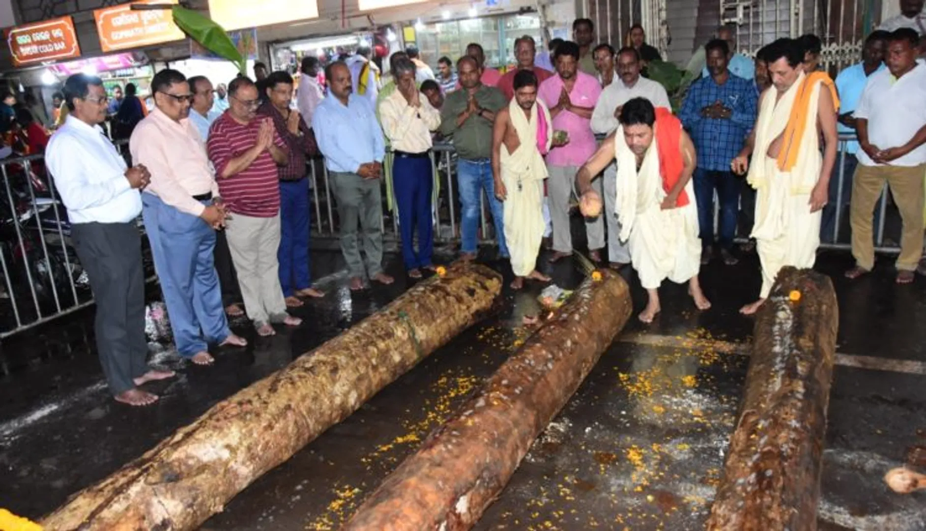 ରଥଖଳାରେ ରଥକାଠ ଅନୁକୂଳ : ତିନି ଧଉରାକାଠ ରଖି ପୂଜାର୍ଚ୍ଚନା, ରଥଯାତ୍ରା ନିର୍ବିଘ୍ନରେ ଶେଷ ପାଇଁ ମହାପ୍ରଭୁଙ୍କୁ ପ୍ରାର୍ଥନା