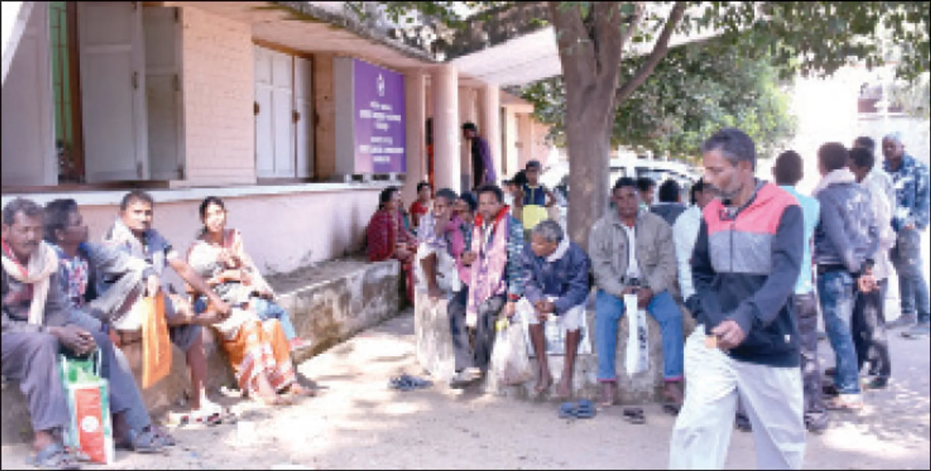 ସମ୍ବଲପୁର ଶ୍ରମ କାର୍ଯ୍ୟାଳୟରେ ସୀମା ଲଂଘିଲା ଦଲାଲି : ନିର୍ମାଣ ଶ୍ରମିକଙ୍କ ଫର୍ମ ପୂରଣ ପାଇଁ ଟଙ୍କା ଆଦାୟ