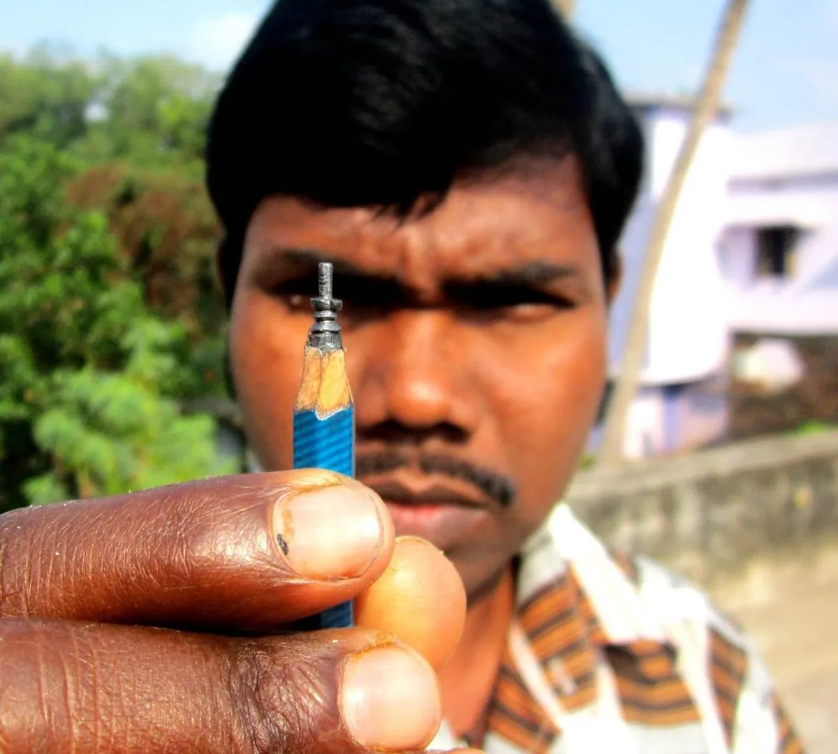 ପେନ୍‌ସିଲ ମୁନରେ ‘ଶିବଲିଙ୍ଗ’ ପ୍ରସ୍ତୁତ କରିଛନ୍ତି ଜଟଣୀର ଏଲ୍‌ ଈଶ୍ୱର ରାଓ।