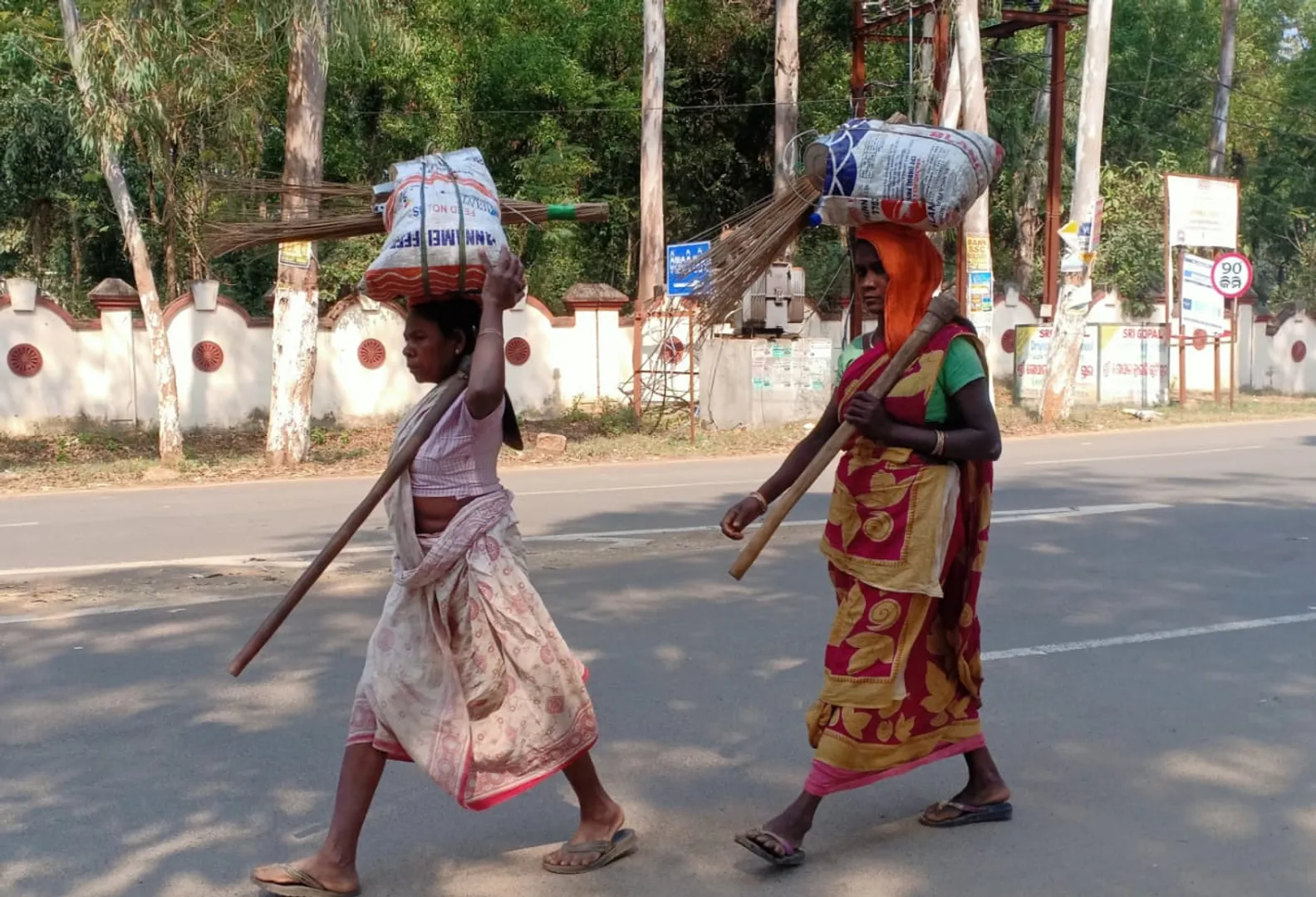 ଦିନସାରା ଝାଳ ବୁହାଇ କାମ କରିବା ପରେ ଘରକୁ ଫେରୁଛନ୍ତି ୨ ମହିଳା। (ଫଟୋ: ମନୋଜ, ବାଲେଶ୍ୱର)