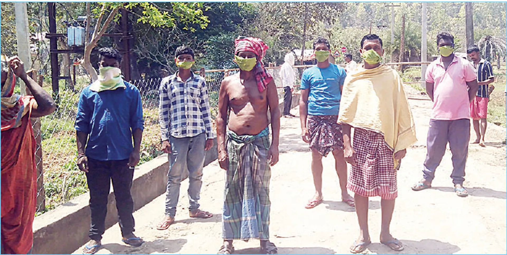 ଶାଳପତ୍ରରେ ମାସ୍କ ତିଆରି କରି ପିନ୍ଧୁଛନ୍ତି ମୁଣ୍ଡିଗଡ଼ବାସୀ