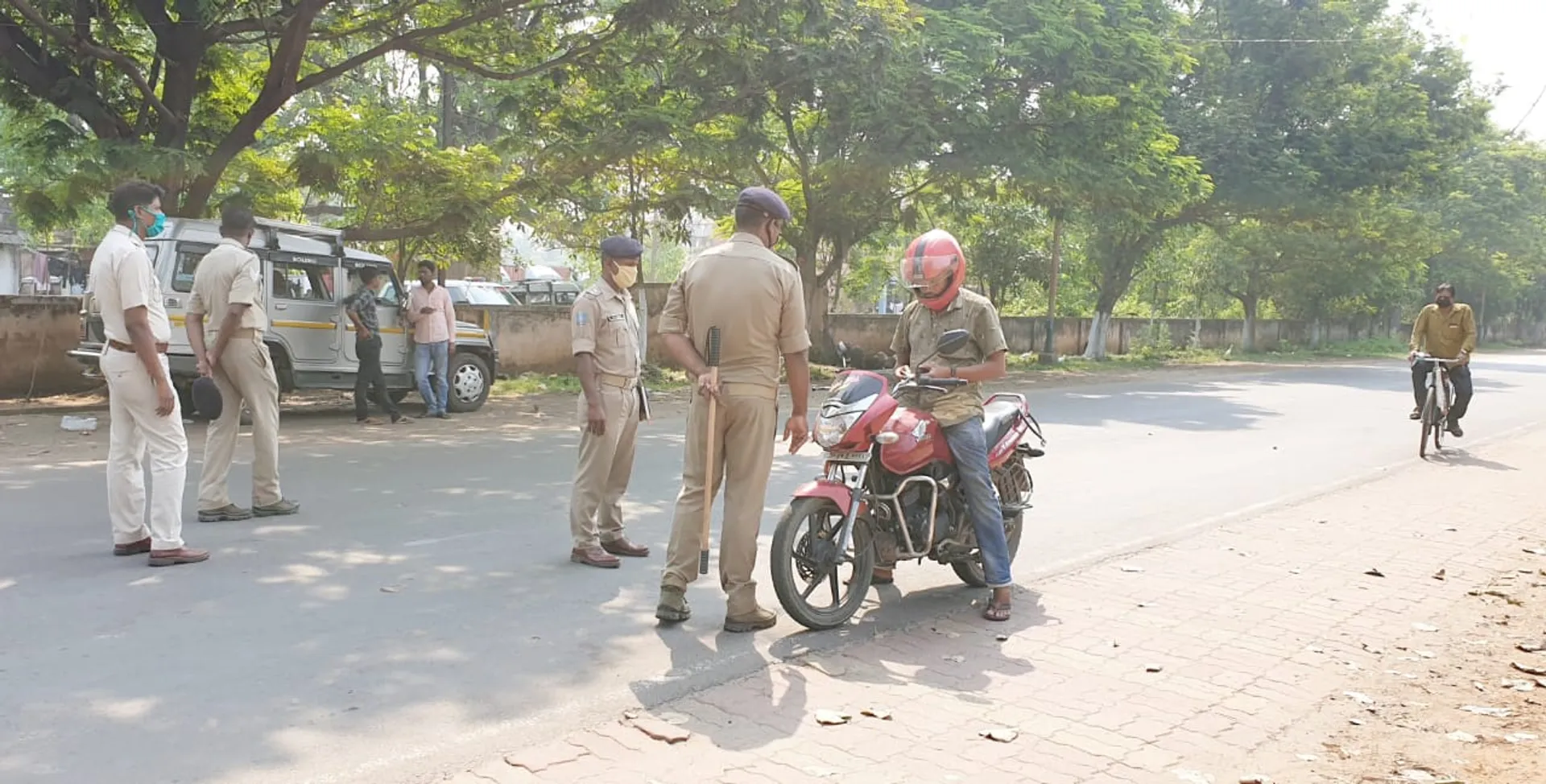 ଲକଡାଉନ ପାଇଁ ଅନୁଗୁଳ ସହରରେ ଯାନବାହନ ଯାଞ୍ଚ କରୁଛି ପୁଲିସ। (ଫଟୋ: ଚିକୁ)