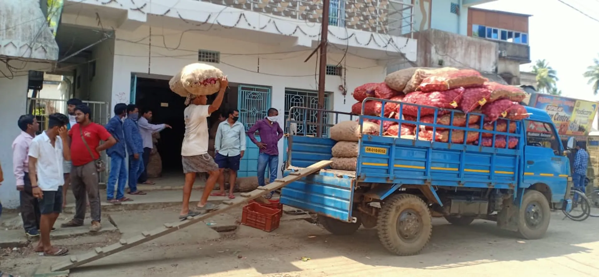 ବାଲେଶ୍ୱର ସହରରେ ବ୍ୟବସାୟୀଙ୍କ ଆଳୁର କଳା ବଜାରୀ ।