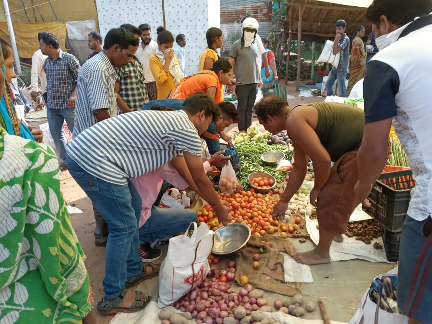 କନ୍ଧମାଳରେ ଲକଡାଉନ୍: ପରିବା ବଜାରରେ ଲୋକଙ୍କ ଭିଡ଼।