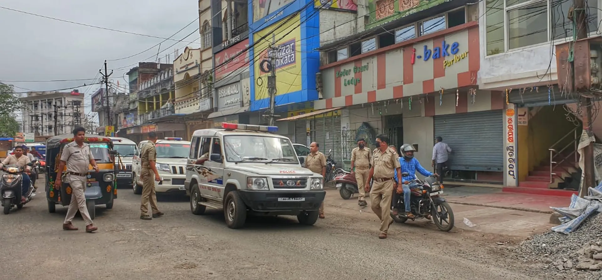 ମାନିଲେନି କରୋନା କଟକଣା: ଦୁଇ ବ୍ୟବସାୟୀଙ୍କ ସମେତ ୩ ଅଟକ