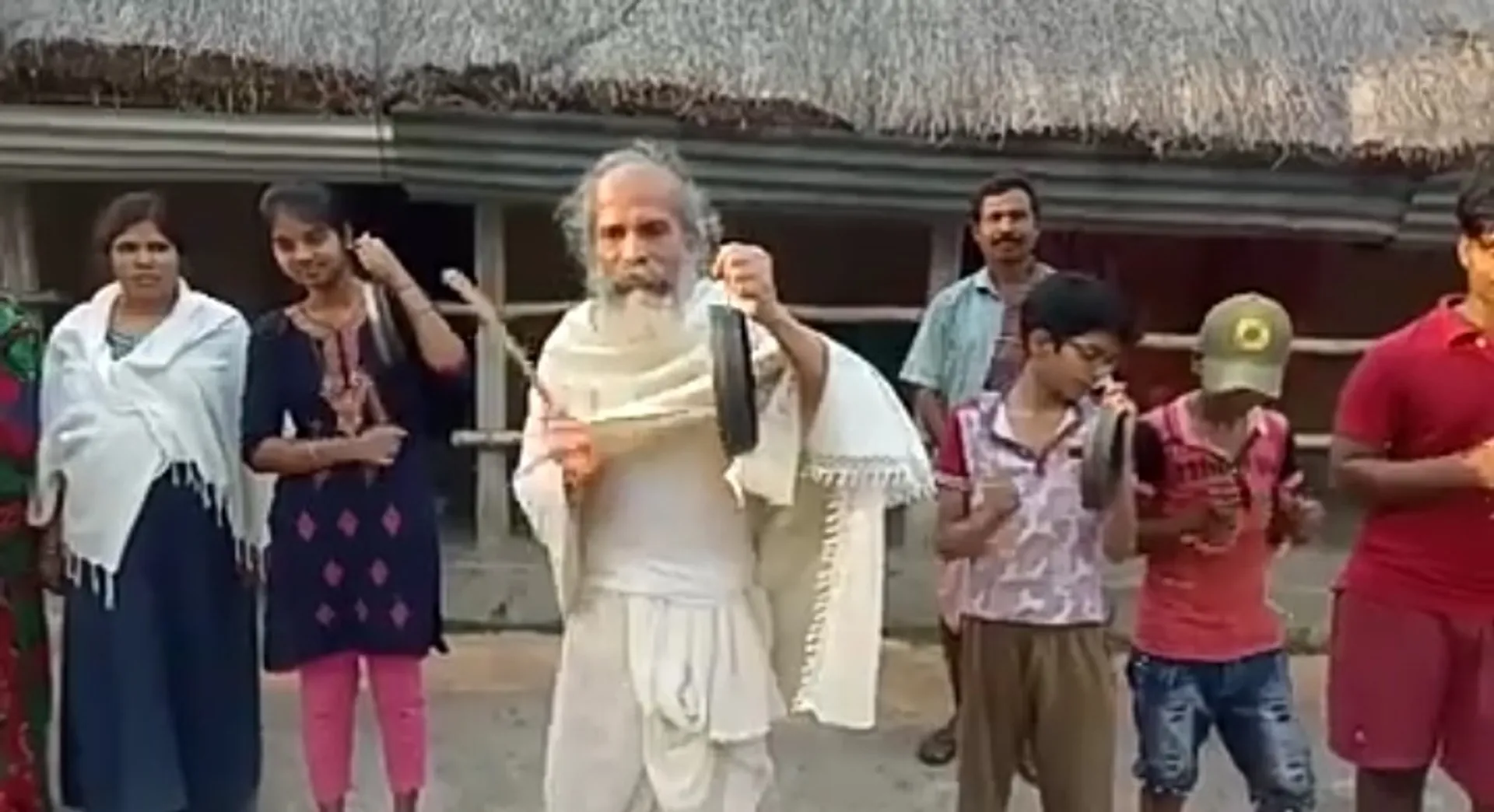 ବାଲେଶ୍ୱରରେ ଘଣ୍ଟ ବଜାଇ ଜନତା କର୍ଫ୍ୟୁକୁ ସମର୍ଥନ କଲେ କେନ୍ଦ୍ରମନ୍ତ୍ରୀ ପ୍ରତାପ ଷଡ଼ଙ୍ଗୀ। (ଫଟୋ: ମନୋଜ ରାଉଳ)