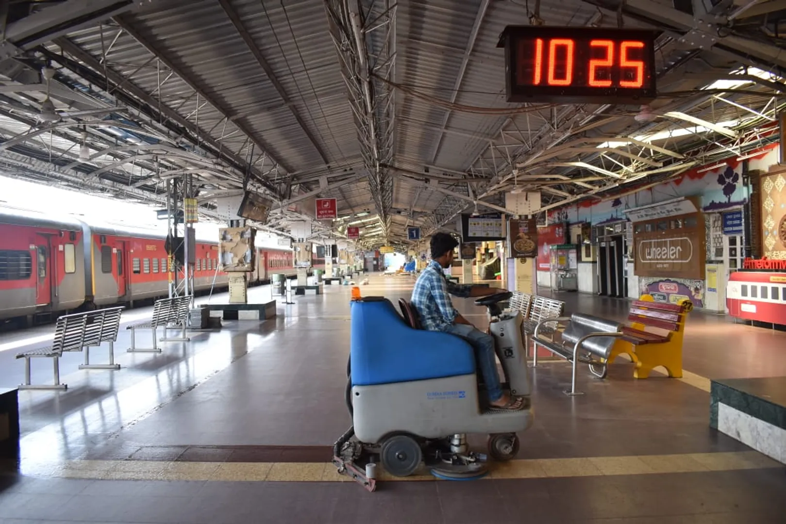 ଭୁବନେଶ୍ୱର ରେଳ ଷ୍ଟେସନ। (ବିଭୂତି)