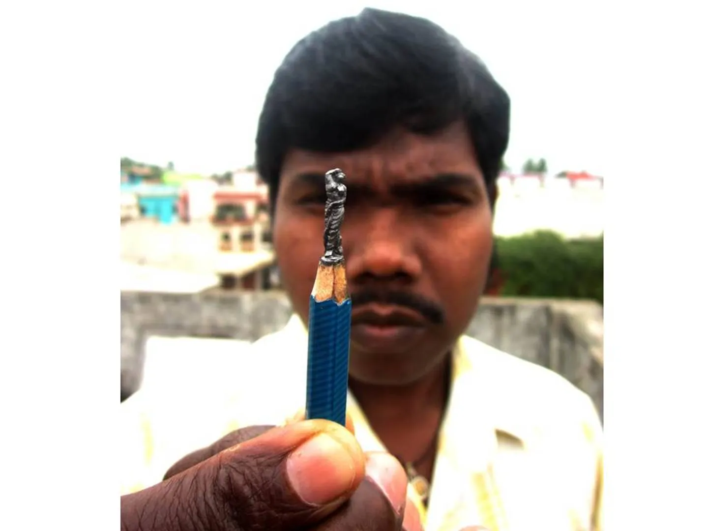 ବିଶ୍ୱ ମହିଳା ଦିବସ: ପେନସିଲ ମୁନରେ ଏଲ୍‌ ଈଶ୍ୱର ରାଓଙ୍କ କଳା ପ୍ରଦର୍ଶନ।