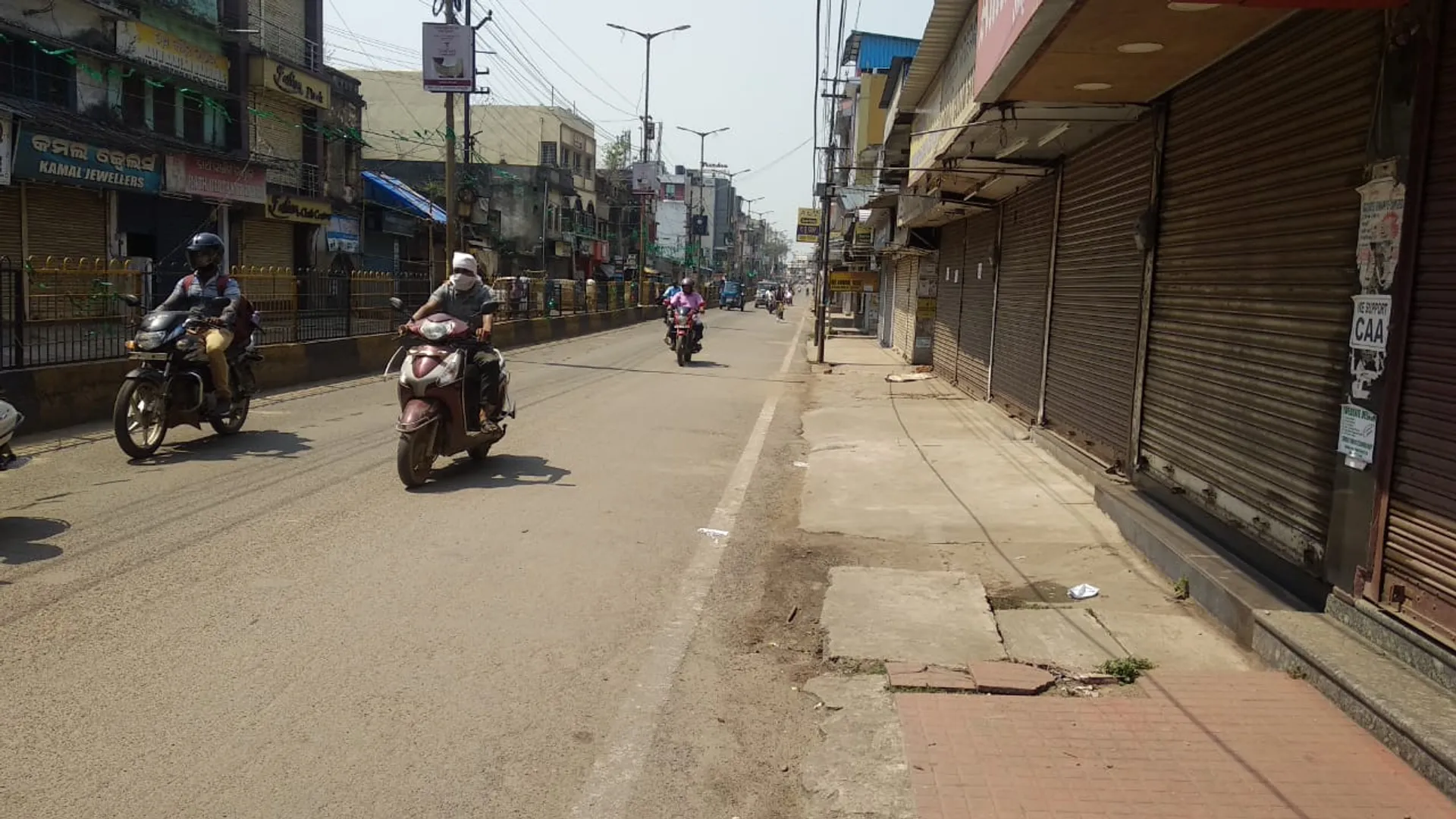 ଲକଡାଉନର ଦ୍ବିତୀୟ ଦିନ: ଝାରସୁଗୁଡ଼ାରେ ବସ୍ ଚଳାଚଳ ସ୍ବାଭାବିକ, ରାସ୍ତାଘାଟ ଖାଁଖାଁ