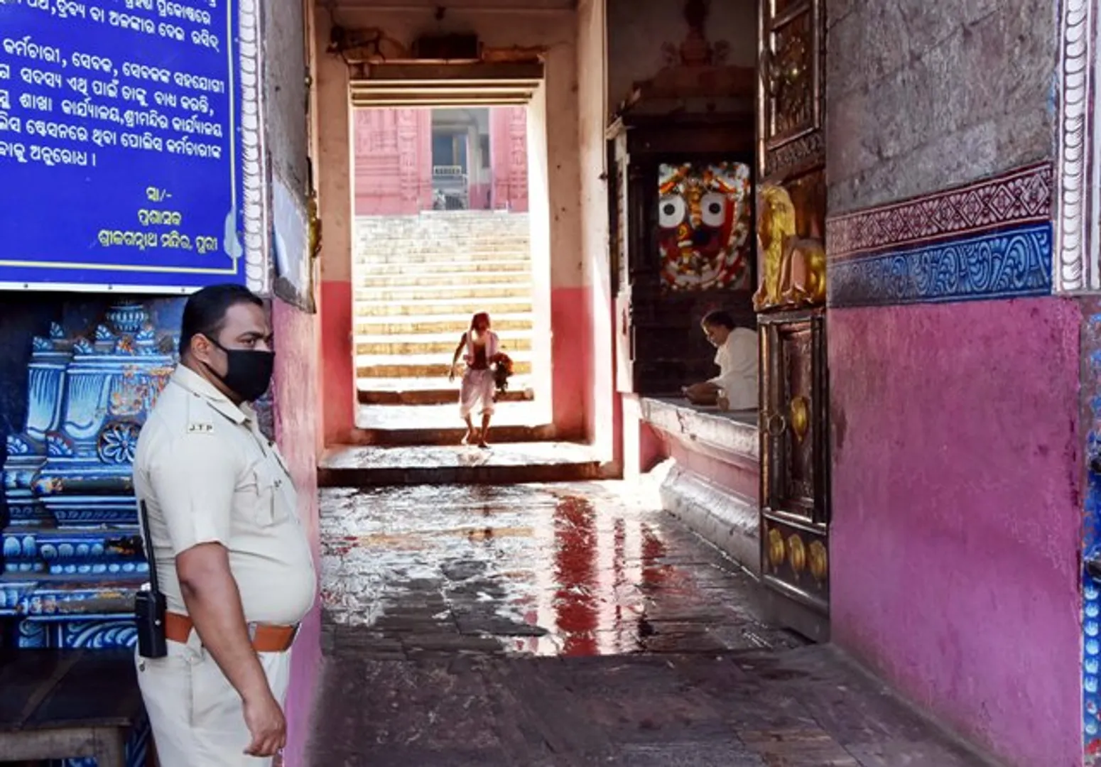 ‘କରୋନା’ ପାଇଁ ଶ୍ରୀମନ୍ଦିର ଖାଁ ଖାଁ : ଅରୁଣ ସ୍ତମ୍ଭ, ଗରୁଡ଼ ସ୍ତମ୍ଭ ଚାରିପଟେ ପଡ଼ିଲା ବାଡ଼, ମାସ୍କ ପିନ୍ଧା ଭକ୍ତଙ୍କୁ ମିଳିଲା ଦର୍ଶନ ଅନୁମତି
