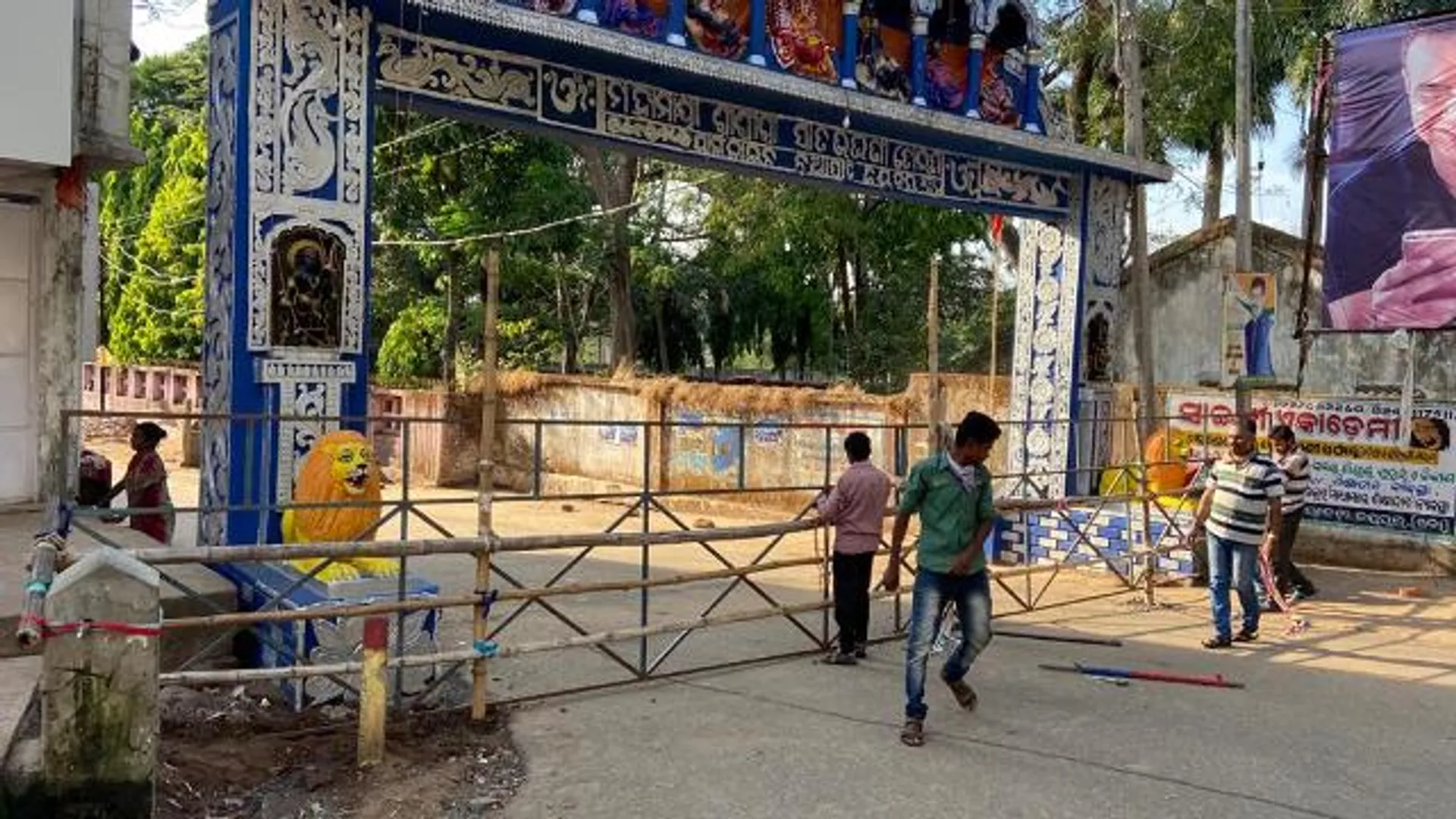 ଜୟପୁର ମୁଖ୍ୟ ରାସ୍ତା ଓ ସାହିରାସ୍ତା ସିଲ କଲା ପୁଲିସ । (ଫଟୋ: ତରୁଣ)