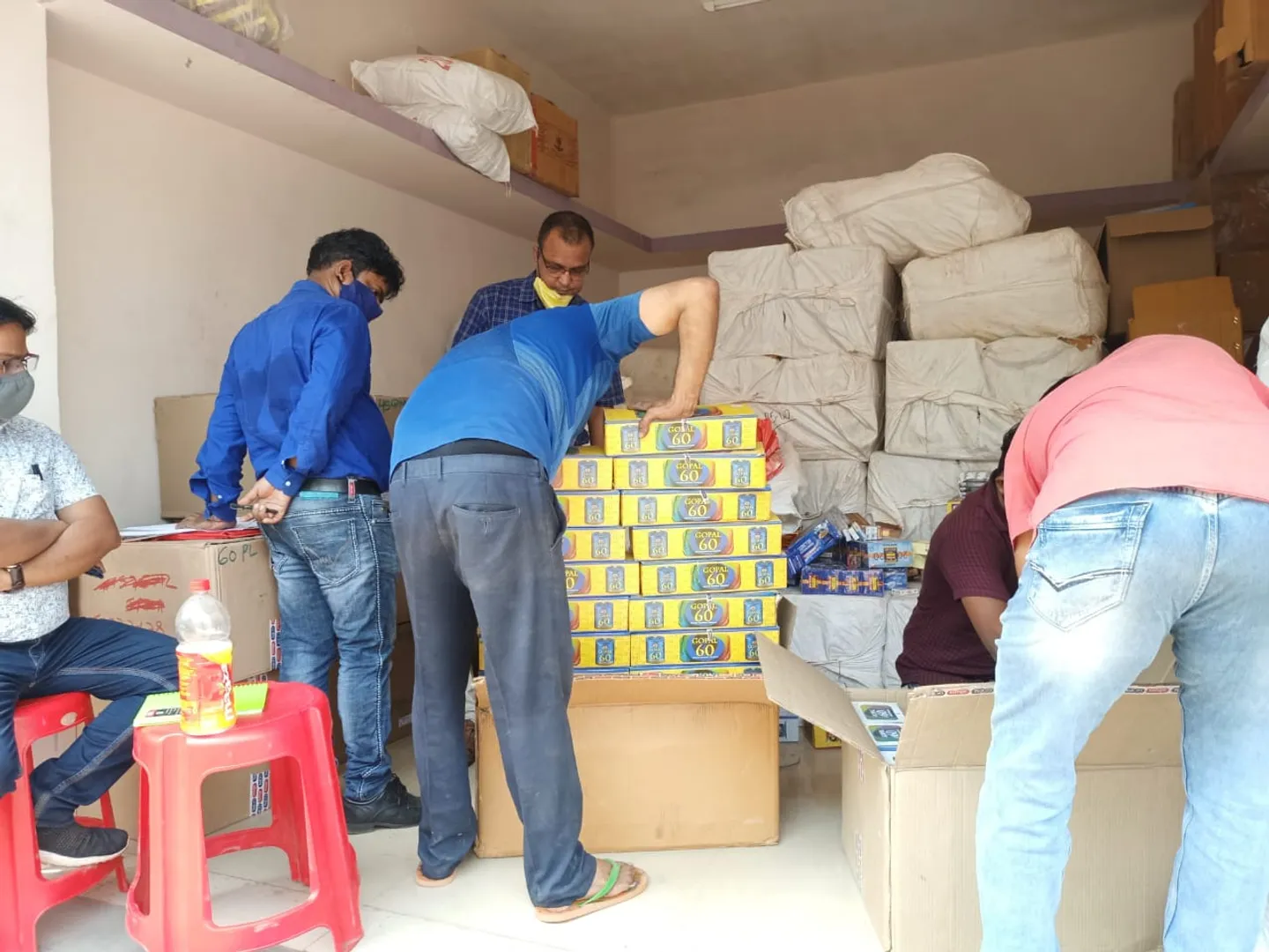 ଲକ୍ଷାଧିକ ଟଙ୍କାର ଗୁଟ୍‌ଖା ଜବତ, ୬ ଜଣଙ୍କ ୯ଟି ଗୋଦାମରେ ଚଢ଼ାଉ କଲା ପୁଲିସ