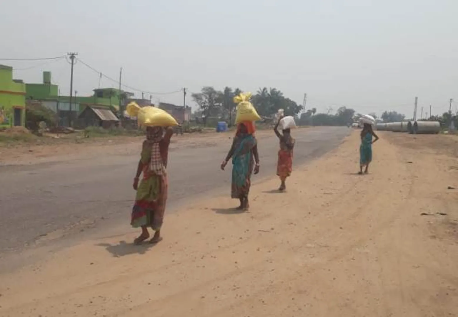 ଚାଉଳ  ପାଇଁ ୫ କିଲୋମିଟର ଯାତ୍ରା । (ଫଟୋ: ରତ୍ନାକର, ଅନୁଗୁଳ)