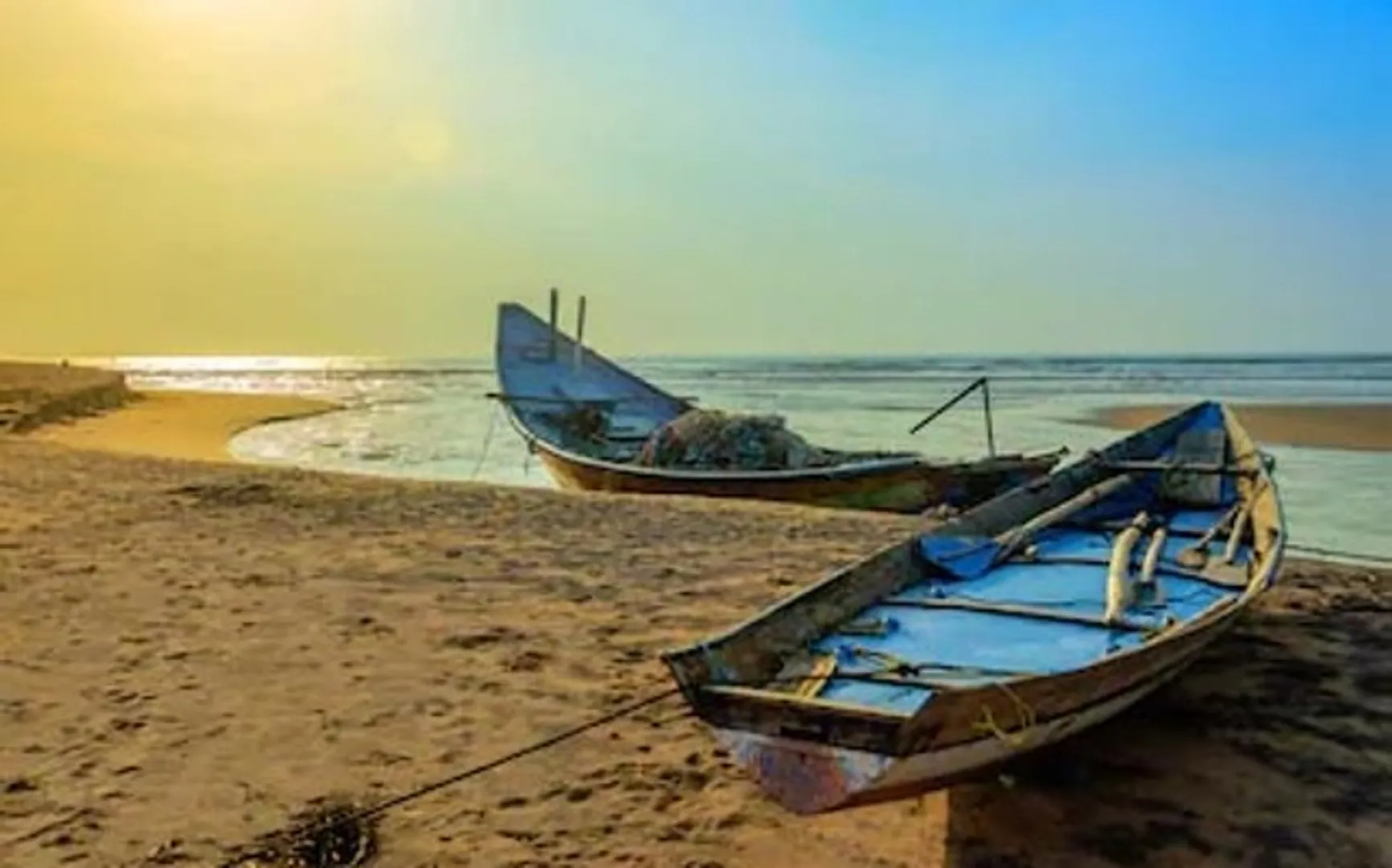 ଭାରସାମ୍ୟ ହରାଇଲା ଡଙ୍ଗା: ନଦୀକୁ ଖସିପଡ଼ିଲେ ଯାତ୍ରୀ, ଅଳ୍ପକେ ବର୍ତ୍ତିଲେ