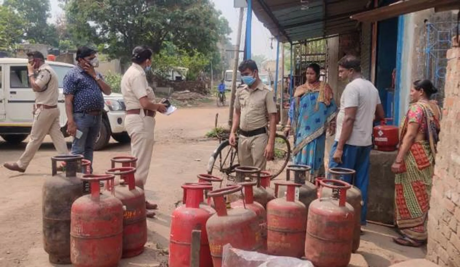 କଳାବଜାରୀଙ୍କୁ ଲକଡାଉନ ସାହା: ମାଛ-ମାଂସ- ଚିକେନ୍ ଓ ଗ୍ୟାସ୍‌ରେ ଗ୍ରାହକଙ୍କୁ ଲୁଟ୍