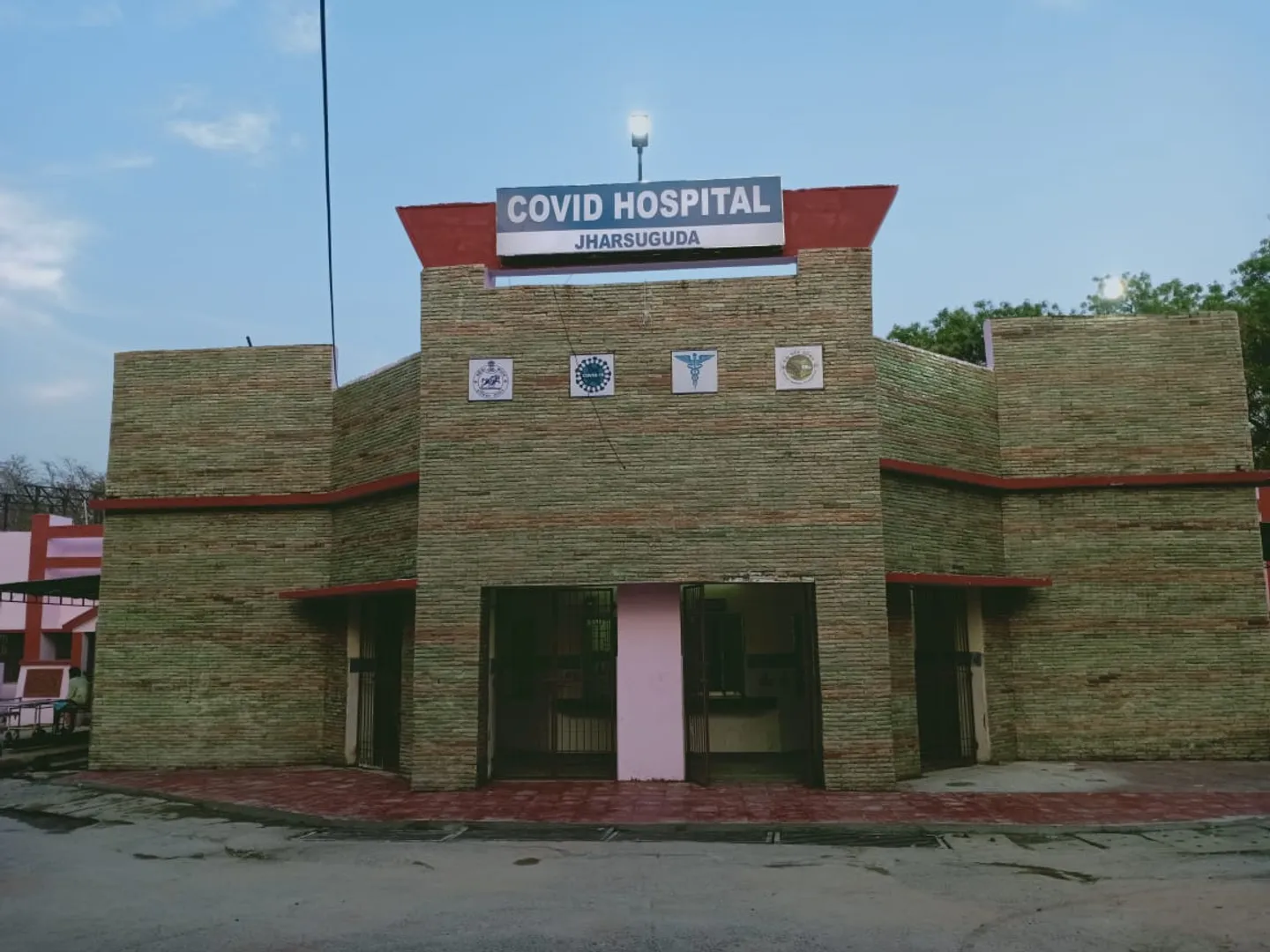 ଝାରସୁଗୁଡ଼ା କୋଭିଡ୍ ହସପିଟାଲ କାର୍ଯ୍ୟକ୍ଷମ ନେଇ ପ୍ରଶ୍ନ, ରୋଗୀଙ୍କୁ ପଠାଯାଉଛି ରାଉରକେଲା