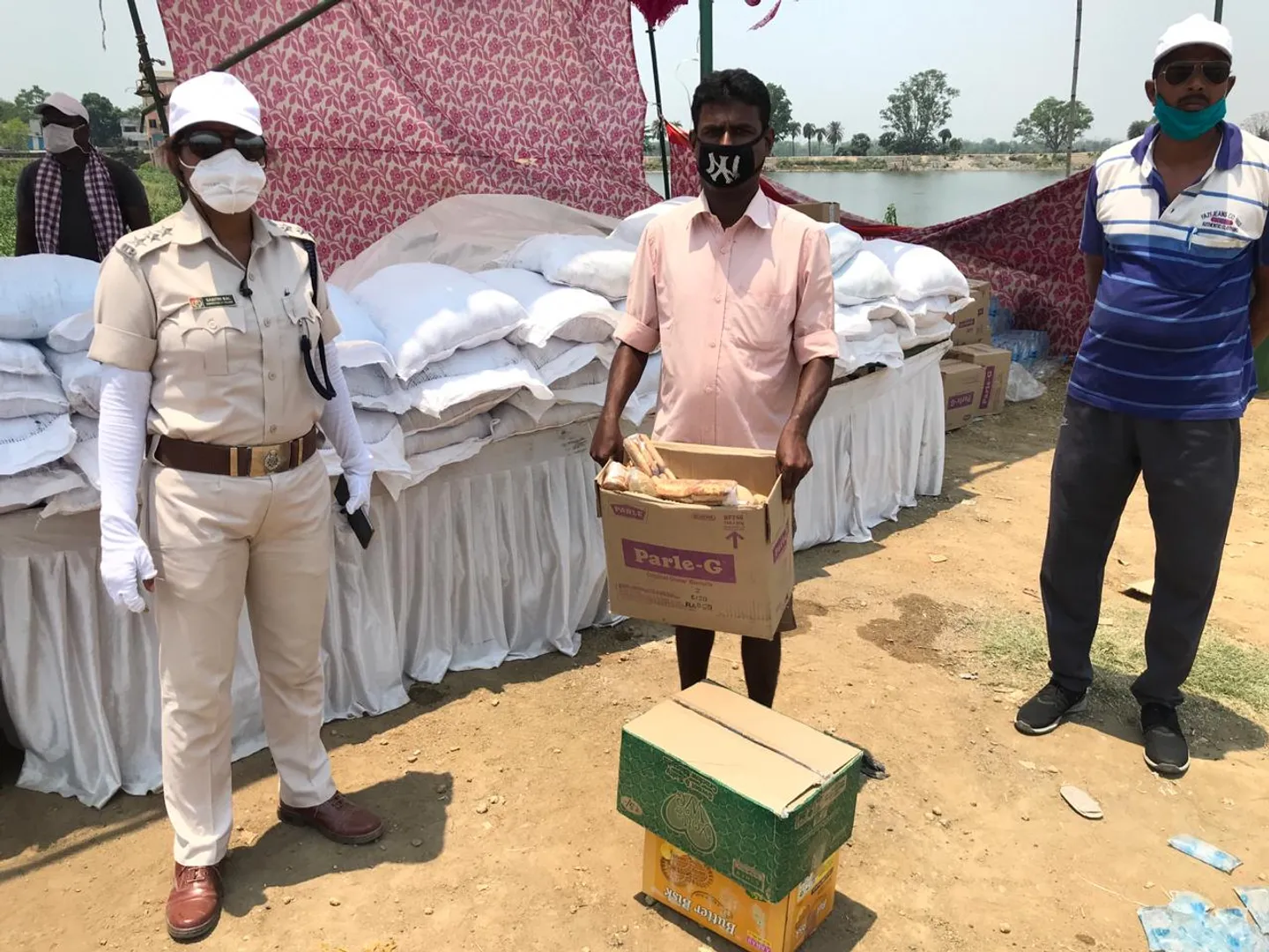 ଦିନକର ବିକ୍ରି ସାମଗ୍ରୀ ଗରୀବ ଶ୍ରମିକଙ୍କୁ ଉତ୍ସର୍ଗ କରି ଆଖି ଖୋଲିଦେଲେ ଫେରିବାଲା