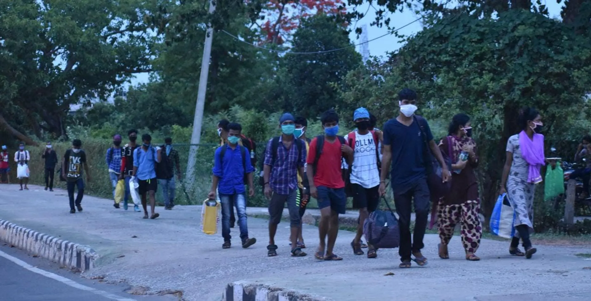 ଚେନ୍ନାଇରୁ ଭୁବନେଶ୍ୱର ଆସିଲେ  ମୟୁରଭଞ୍ଜର ଯୁବକ ଯୁବତୀ। (ଫଟୋ: ବିଭୂତି)