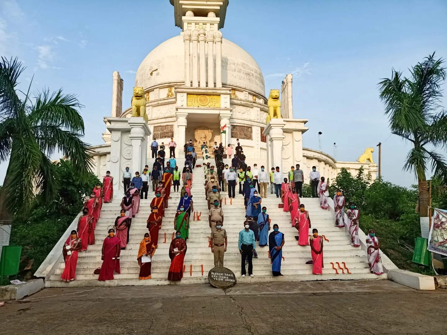 ଧଉଳିରେ ବନ୍ଦେ ଉତ୍କଳ ଜନନୀ ଗାନ ।