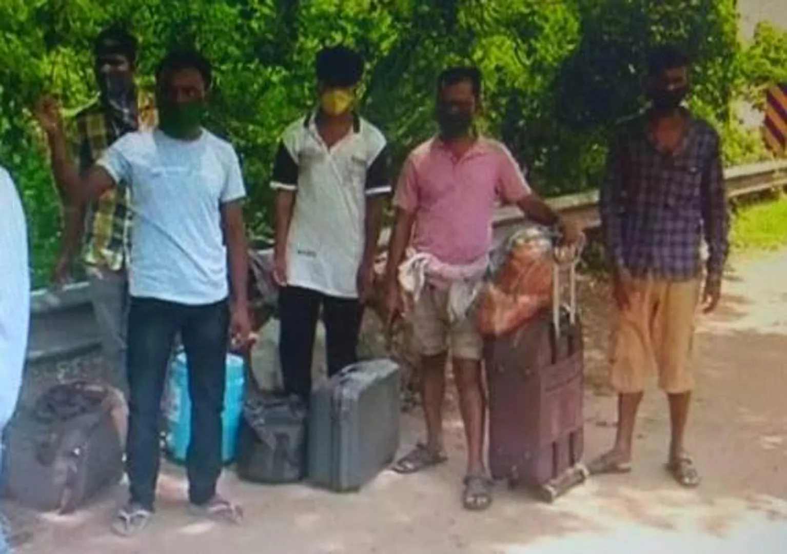 ସୁରତରୁ ଆସି ଭୁବନେଶ୍ୱର ପହଞ୍ଚିବା ପରେ ପ୍ରବାସୀଙ୍କ ଛତିଆ ଅଭିମୁଖେ ଯାତ୍ରା ।