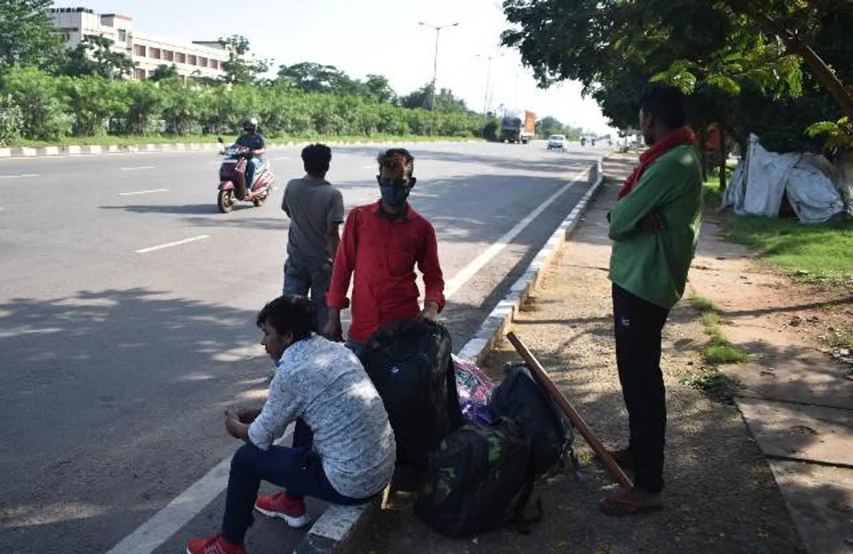 ଉତ୍ତରପ୍ରଦେଶ ଯିବାକୁ ଜାତୀୟ ରାଜପଥରେ ଟ୍ରକକୁ ଅପେକ୍ଷା । (ଫଟୋ: ବିଭୂତି, ଭୁବନେଶ୍ୱର)