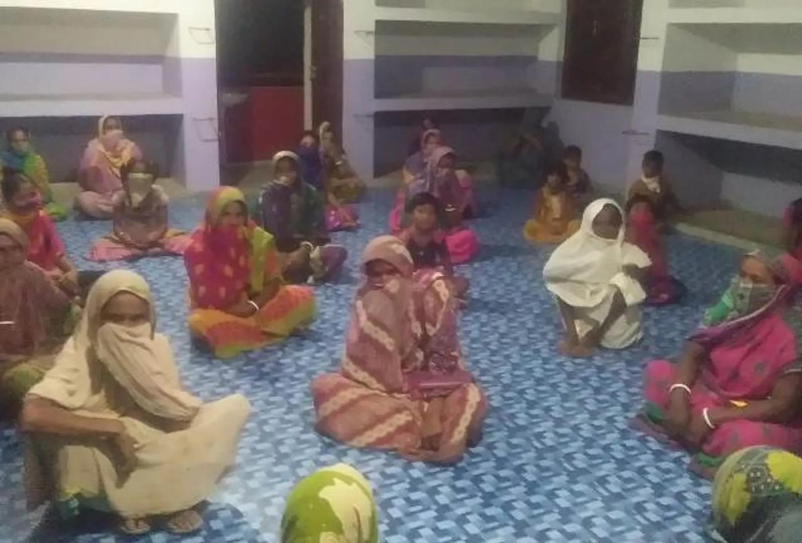 ଧାମରା: ସାମାଜିକ ଦୂରତା ସହ ବାତ୍ୟା ଆଶ୍ରୟସ୍ଥଳକୁ ଲୋକ ସ୍ଥାନାନ୍ତରିତ।