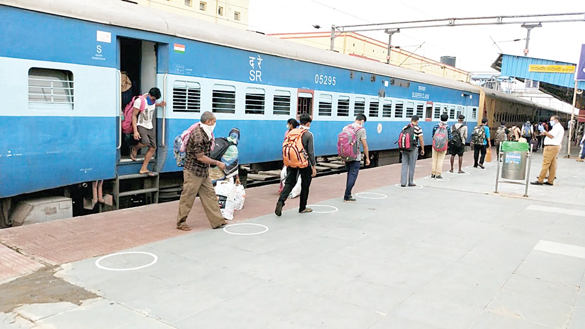 ଦୁଇ ଟ୍ରେନ୍‌ରେ ଆସିଲେ ପ୍ରବାସୀ : କେରଳରୁ ୫୫୨ଜଣ, ସୁରତ୍‌ରୁ ୧୨୦୨