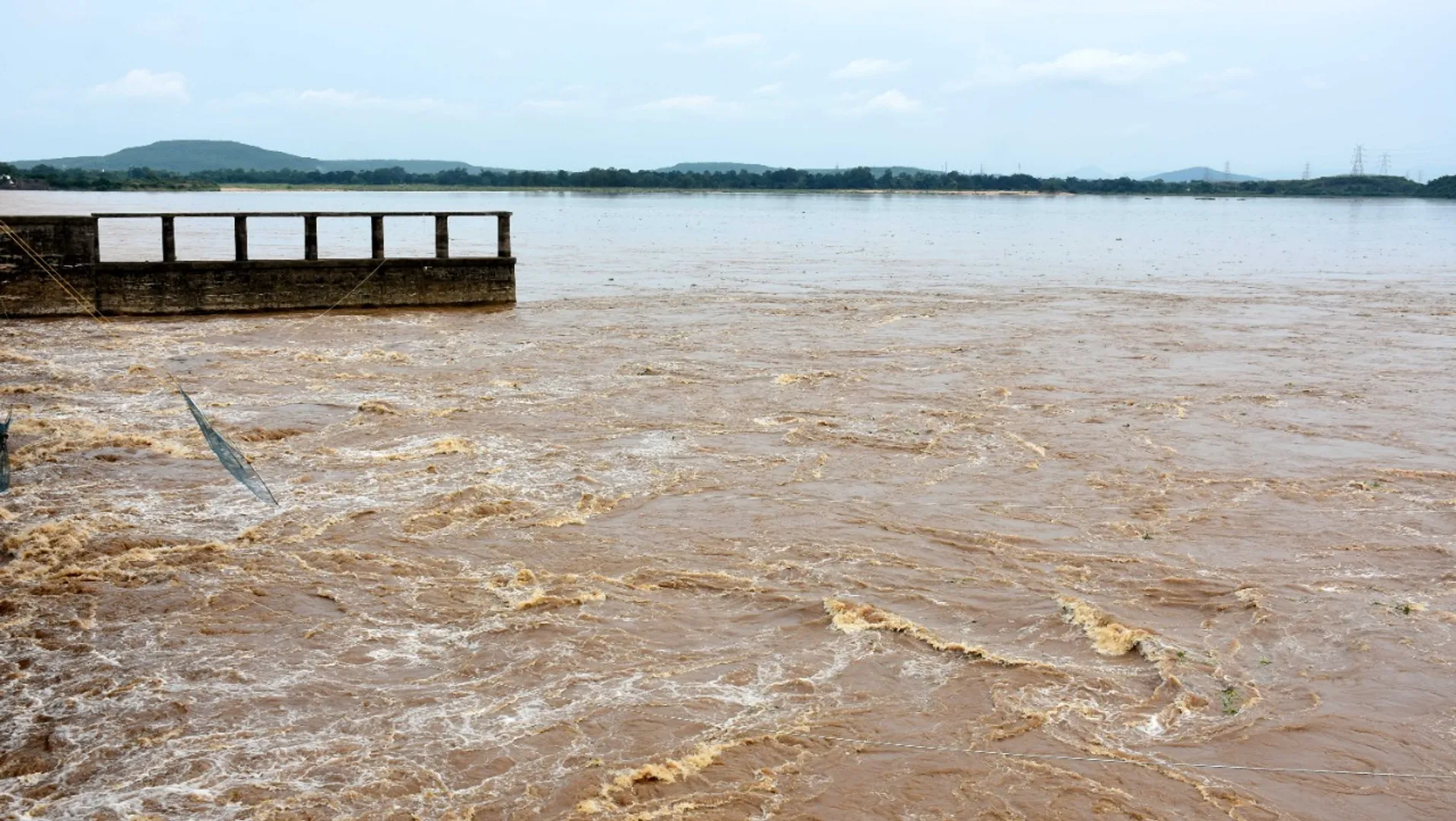 ମୁଣ୍ଡଳୀରେ ଚଳିତ ବର୍ଷର ପ୍ରଥମ ବନ୍ୟା ଜଳ। (ଫଟୋ: କଟକ)