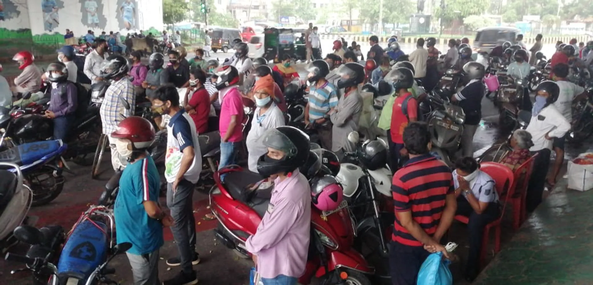 ବର୍ଷା ଏକାଠି କରାଇ ଦେଲା । (ଫଟୋ: ବିଭୂତି, ଭୁବନେଶ୍ୱର)