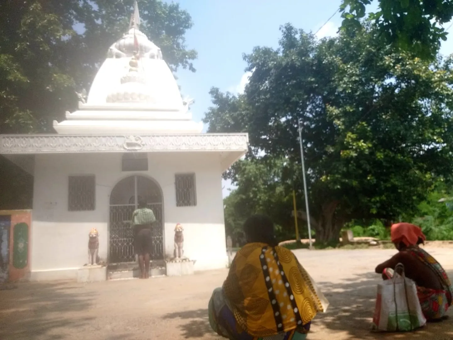 ଖାଁଖାଁ ମନ୍ଦିର ଛାଡି ପାରୁ ନାହାନ୍ତି ଭିକ୍ଷୁ, ଭକ୍ତଙ୍କ ବାଟକୁ ଚାହିଁ ରହିଛନ୍ତି!