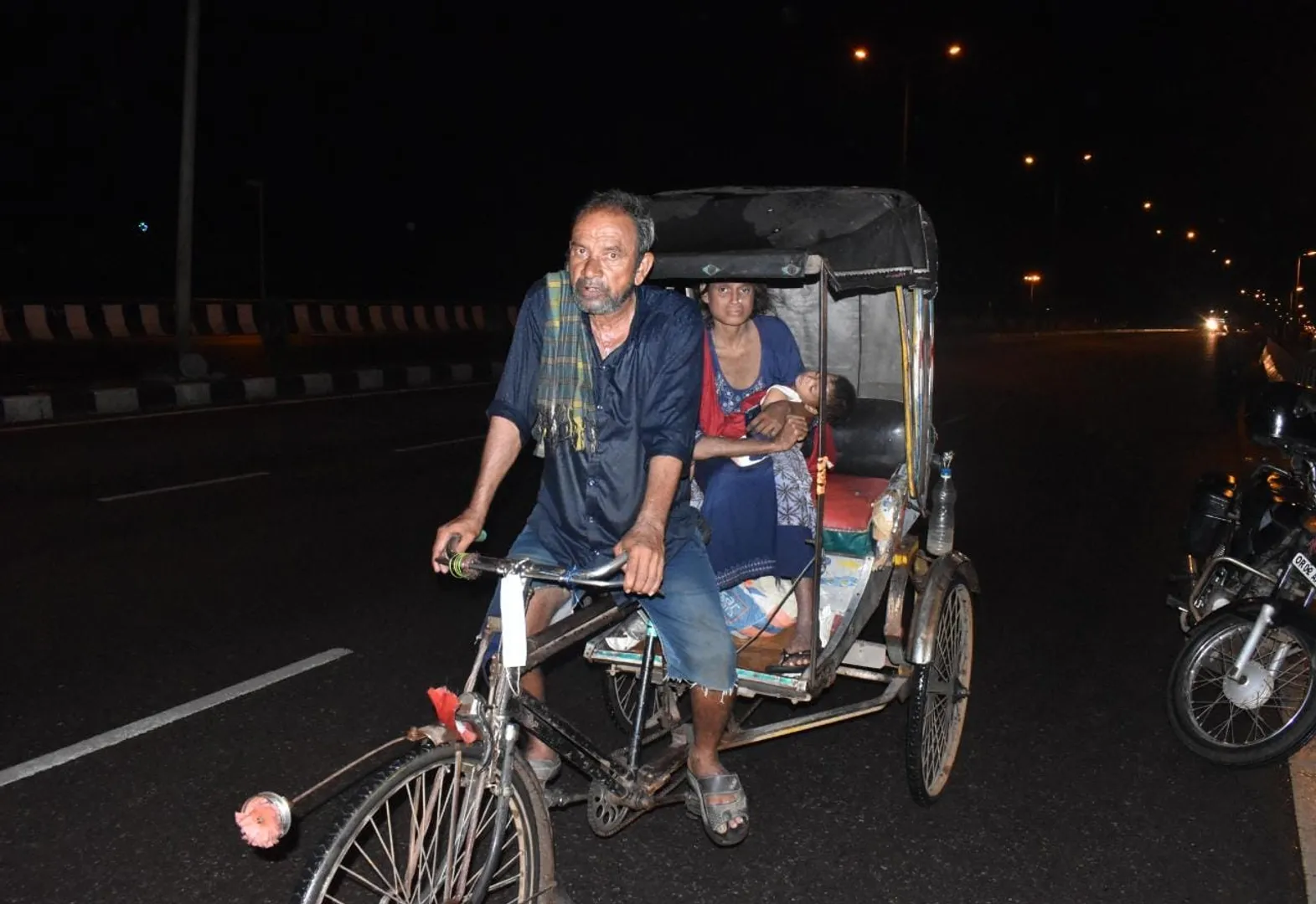 ଅନ୍ଧାର ଓ ବର୍ଷାରେ ଭୁବନେଶ୍ୱର ଜାତୀୟ ରାଜପଥରେ ରିକ୍ସାରେ ଯାତ୍ରୀ।