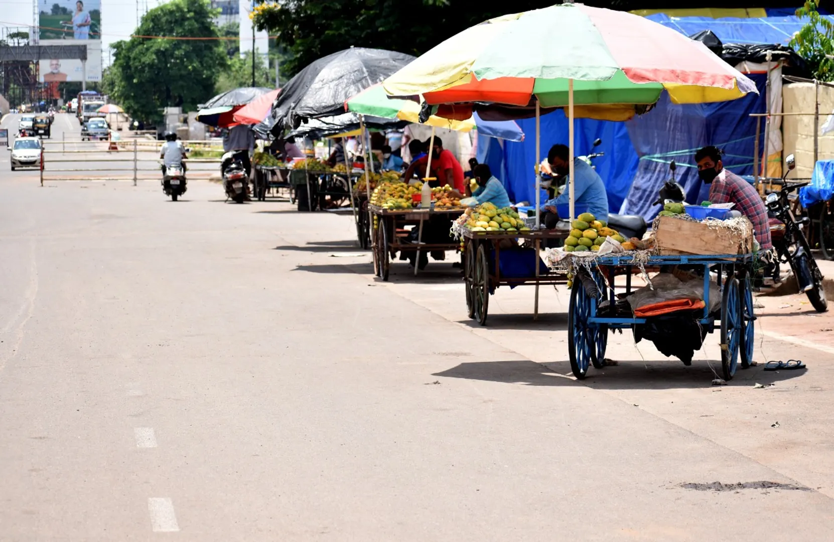 ଗ୍ରାହକଙ୍କ ଅପେକ୍ଷାରେ ଫଳ ବ୍ୟବସାୟୀ । (ଫଟୋ: ବିଭୂତି)