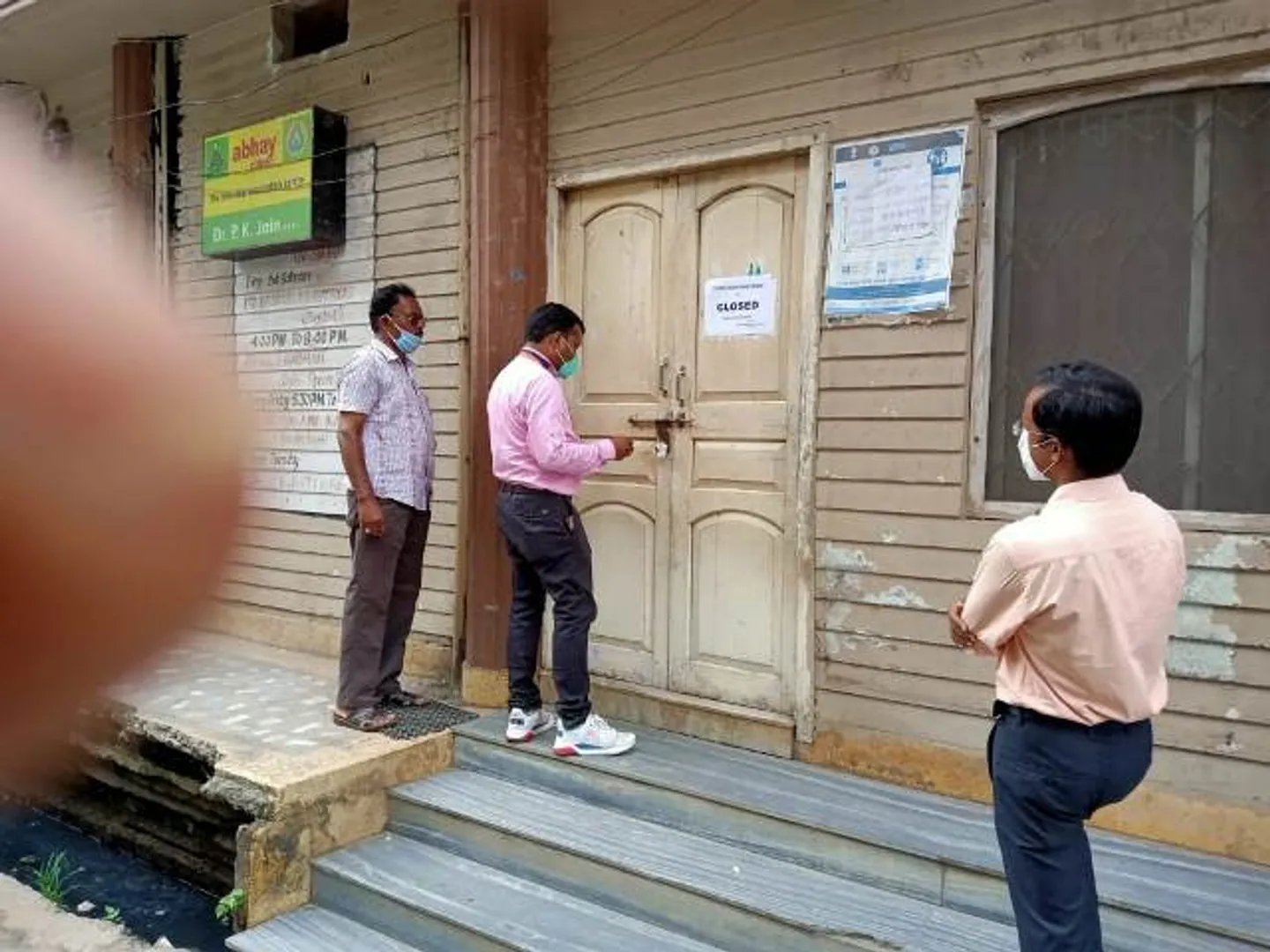 ଝାରସୁଗୁଡ଼ାରେ ୩ କ୍ଲିନିକ୍‌ ସିଲ୍‌ କଲା ପ୍ରଶାସନ