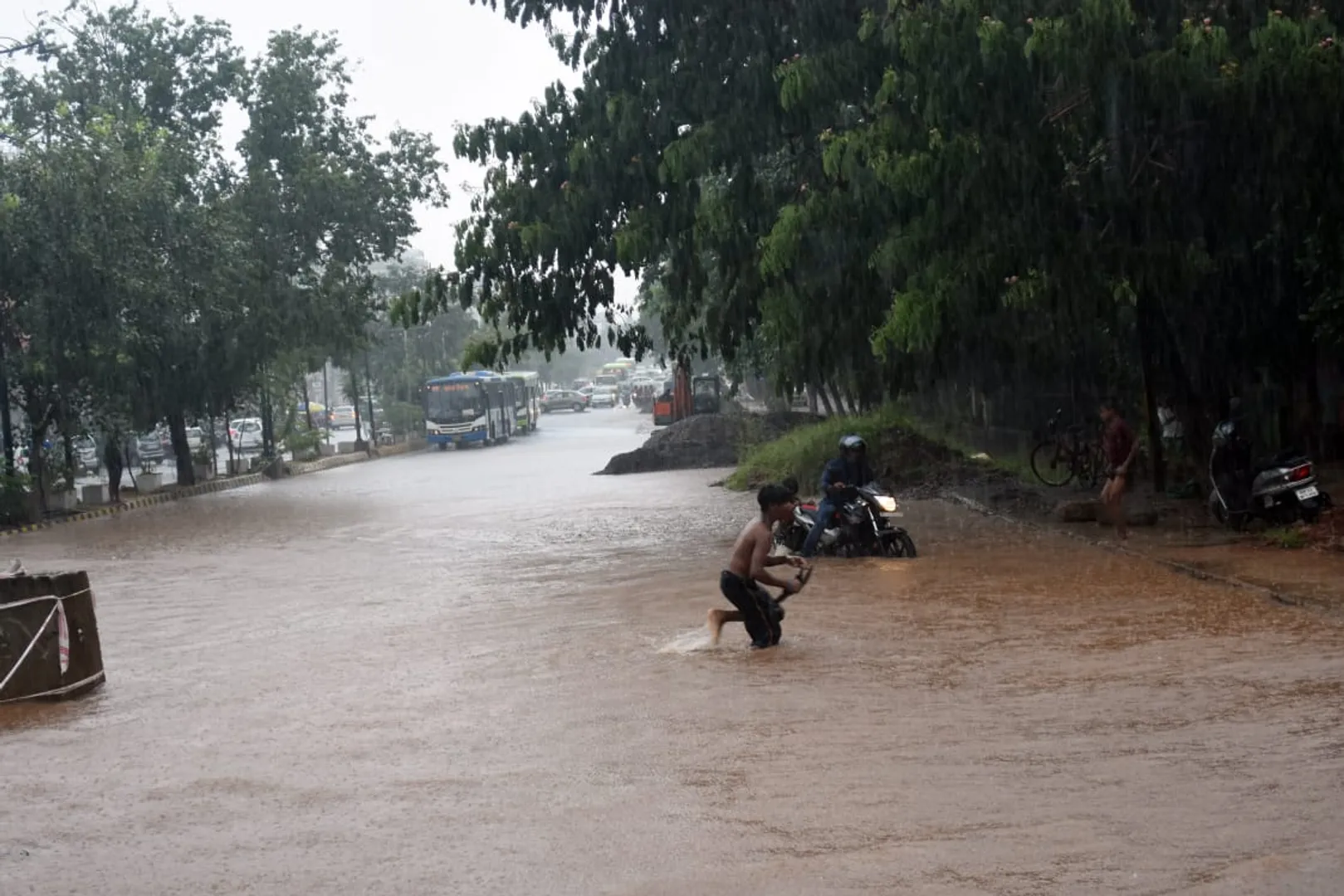 ଜନପଥରେ ବର୍ଷା ପାଣି। (ଫଟୋ: ବିଭୂତି, ଭୁବନେଶ୍ୱର)