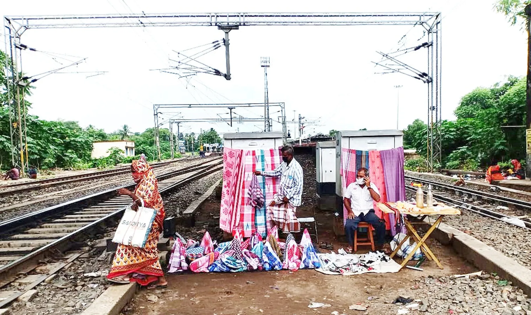 ଦୁଇ ରେଳ ଲାଇନ ମଝିରେ ଚାଲିଛି ବିପଦପୂର୍ଣ୍ଣ ବେପାର। (ଫଟୋ: ମନୋଜ ବିଶ୍ୱାଳ, ବାଲେଶ୍ୱର)