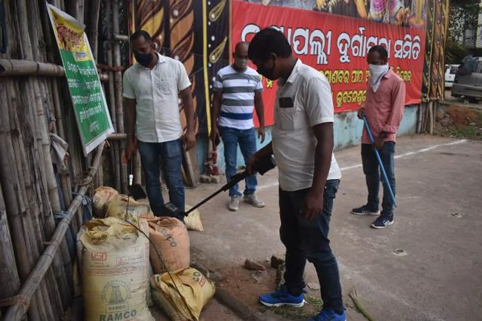 ଭୁବନେଶ୍ୱରରେ ସବୁ ପୂଜା ମଣ୍ଡପରେ ବୋମା ନିଷ୍କ୍ରିୟକାରୀ ଟିମଙ୍କର ଚେକିଂ।