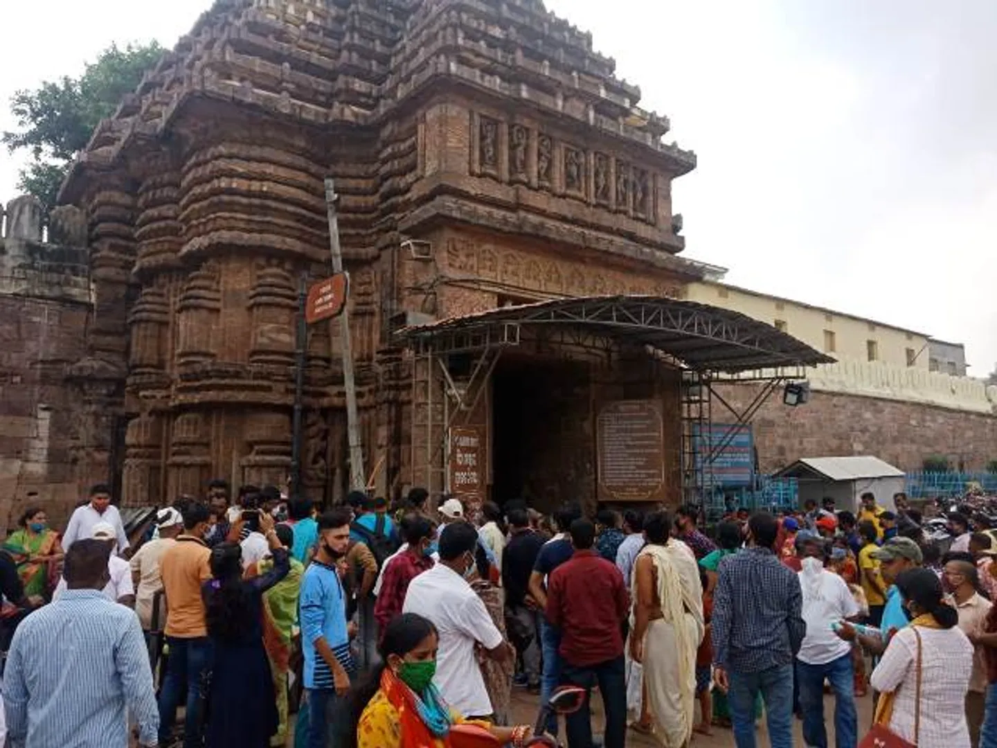 ମହାପ୍ରସାଦ ପାଇଁ ଶ୍ରୀମନ୍ଦିର ଚାରିପଟେ ଭିଡ଼।