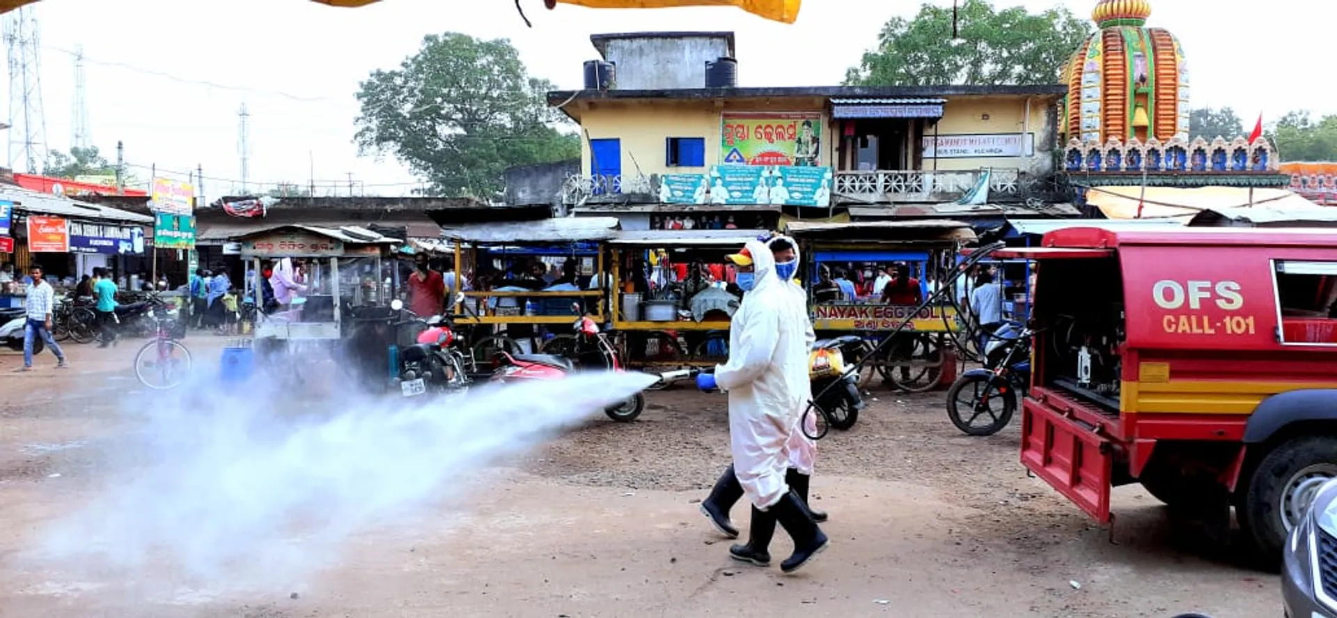 ଅଗ୍ନିଶମ ବିଭାଗ ପକ୍ଷରୁ କୁଚିଣ୍ଡା ବସଷ୍ଟାଣ୍ଡରେ ଦୁର୍ଗାପୂଜା ପୂର୍ବରୁ ସାନିଟାଇଜ୍‌ କରାଯାଇଛି।