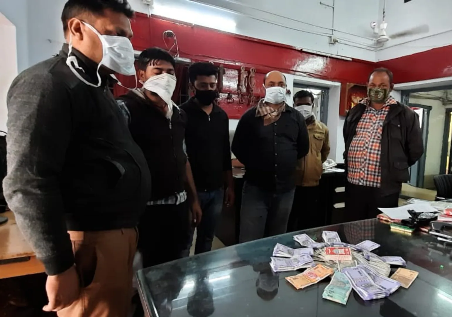 ଜୁଆ ଆଡ଼ା ଉପରେ ଚଢ଼ଉ, ୬ ଗିରଫ, ଲକ୍ଷାଧିକ ଟଙ୍କା ଜବତ