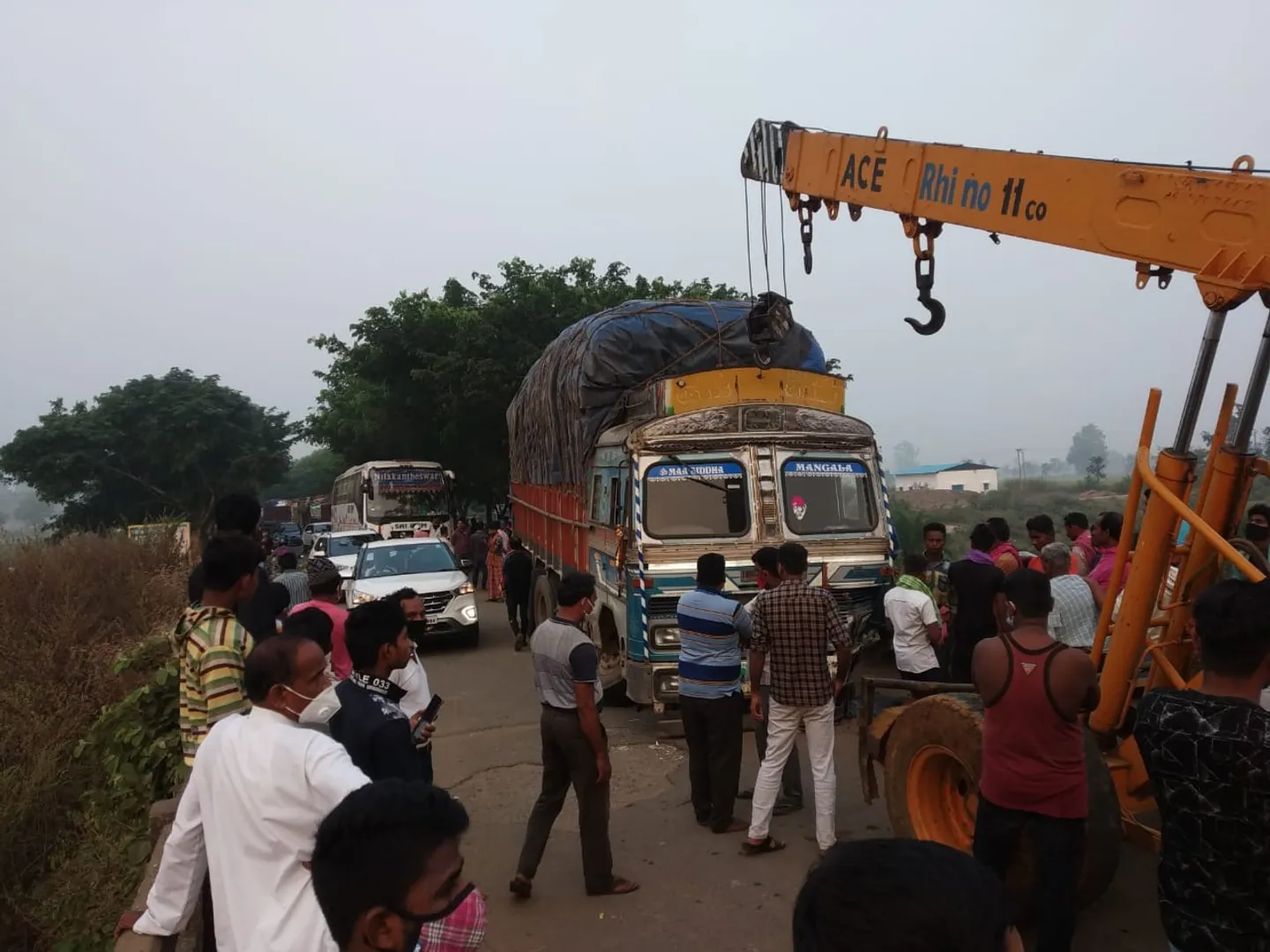 ବାଘନଦୀ ପୋଲ ଉପରେ ଟ୍ରକ୍‌ ଦୁର୍ଘଟଣାଗ୍ରସ୍ତ, ଯାନବାହାନ ଚଳାଚଳ ବାଧାପ୍ରାପ୍ତ