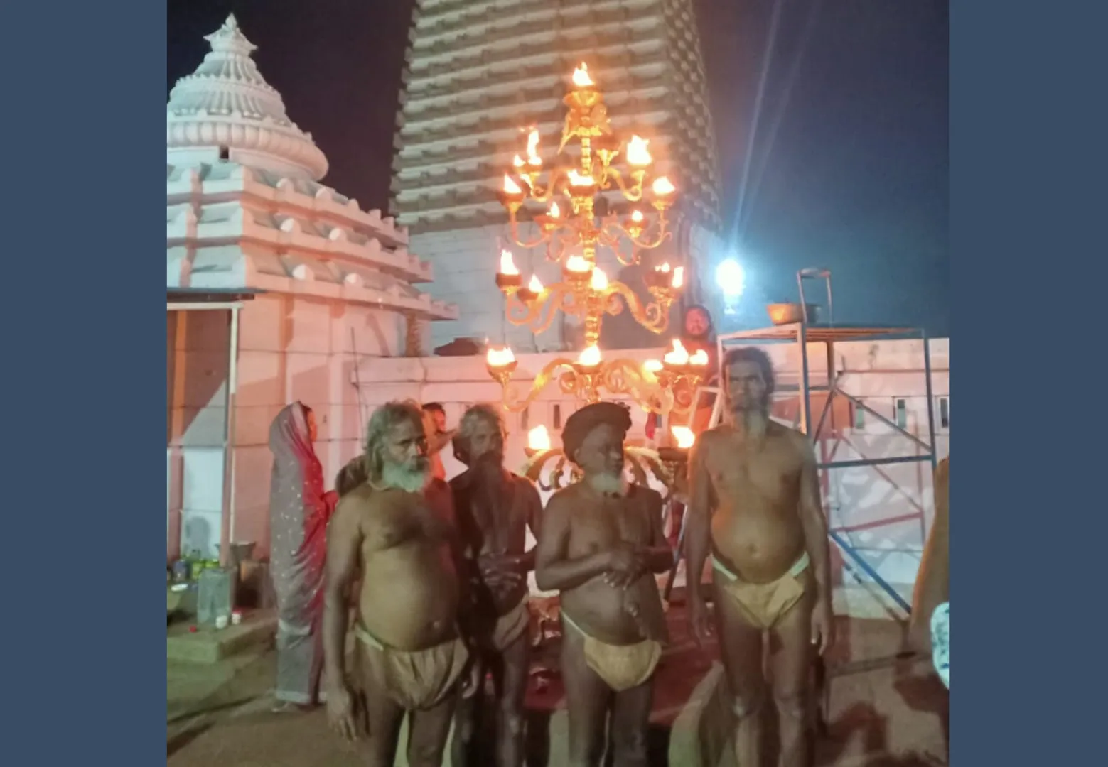 କାର୍ତ୍ତିକ ଚତୁର୍ଦ୍ଦଶୀ ଉପଲକ୍ଷେ ବିଶ୍ୱ ପ୍ରସିଦ୍ଧ ଯୋରନ୍ଦା ମହିମାଗାଦିରେ ଜଳିଲା ଝାଡ଼ (ଫଟୋ: ଆନନ୍ଦ ମହାନ୍ତି)