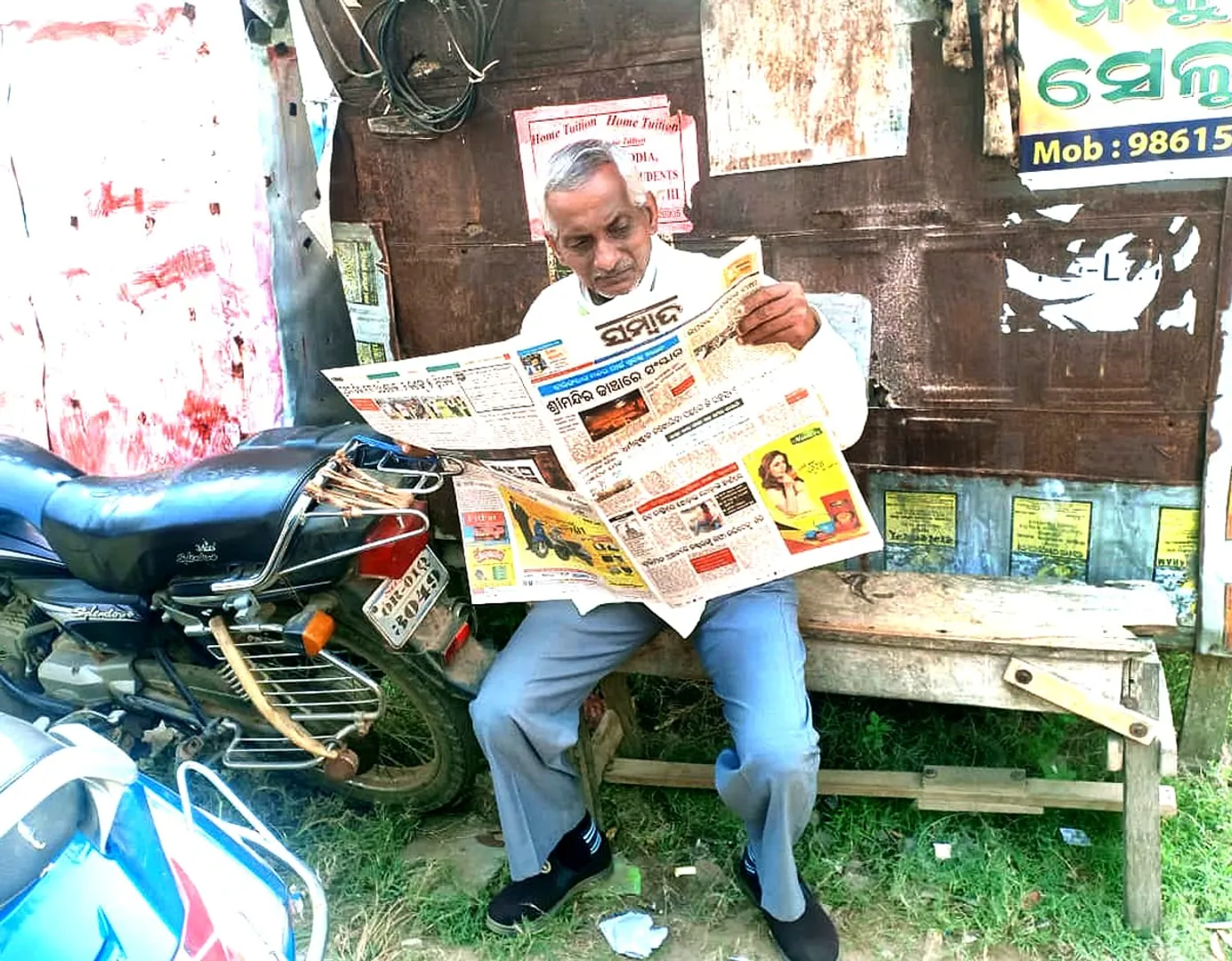 ସମ୍ବାଦ ପଢ଼ାରୁ ଆରମ୍ଭ ହୁଏ ସକାଳ। (ଫଟୋ: ମନୋଜ ବିଶ୍ୱାଳ, ବାଲେଶ୍ୱର)